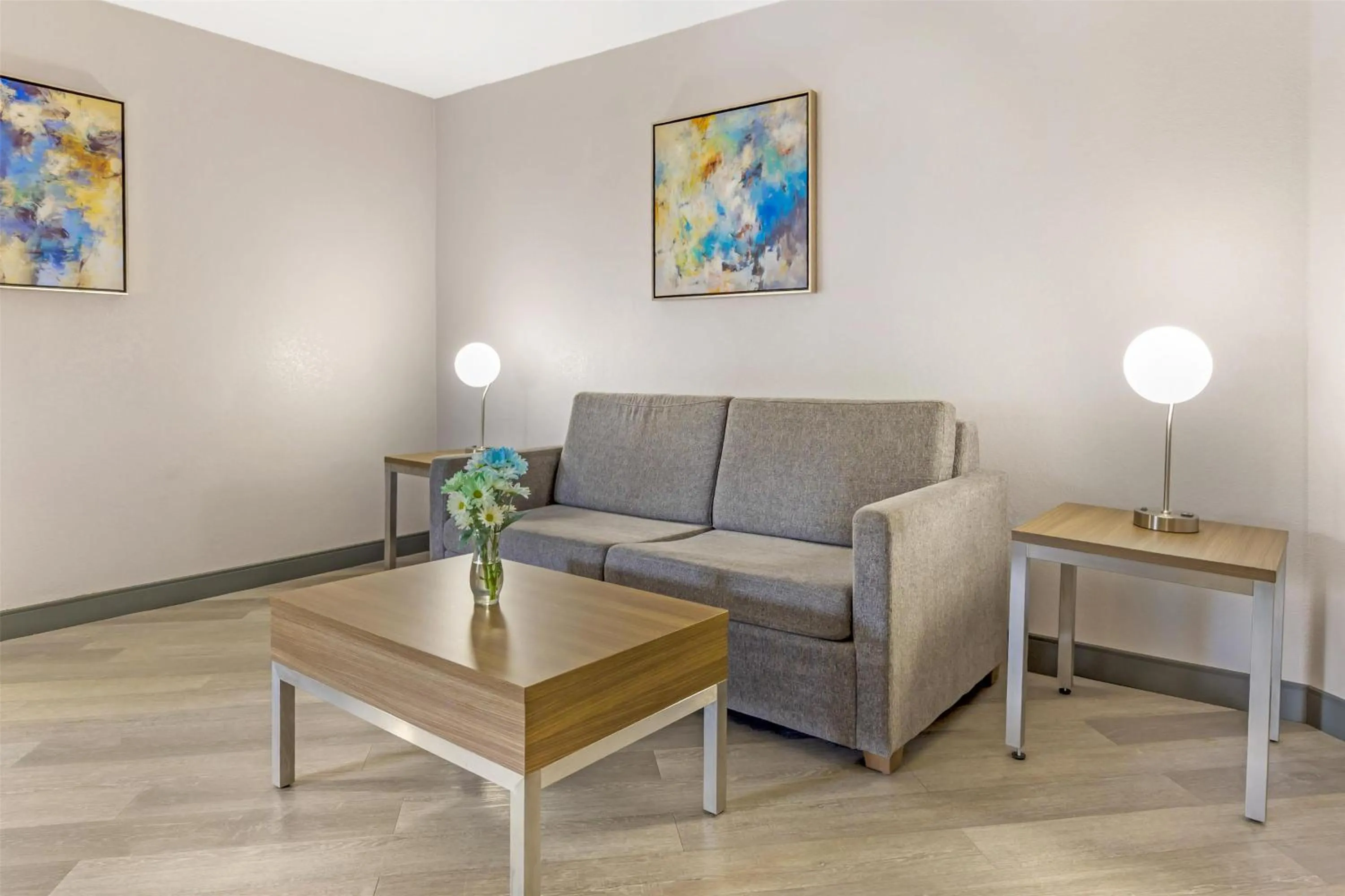 Bedroom in Best Western Plus Raleigh Crabtree Valley Hotel