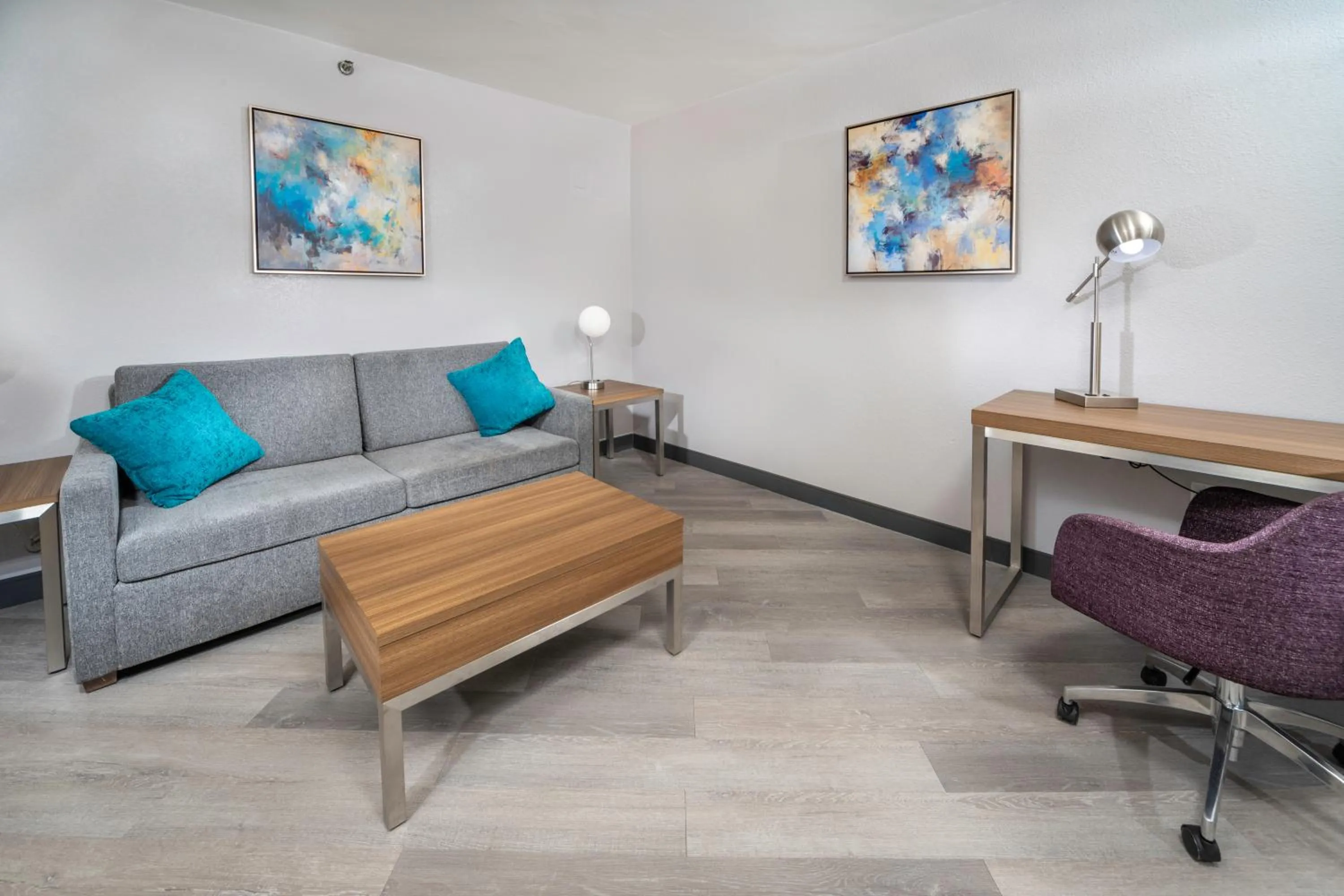 Bedroom in Best Western Plus Raleigh Crabtree Valley Hotel