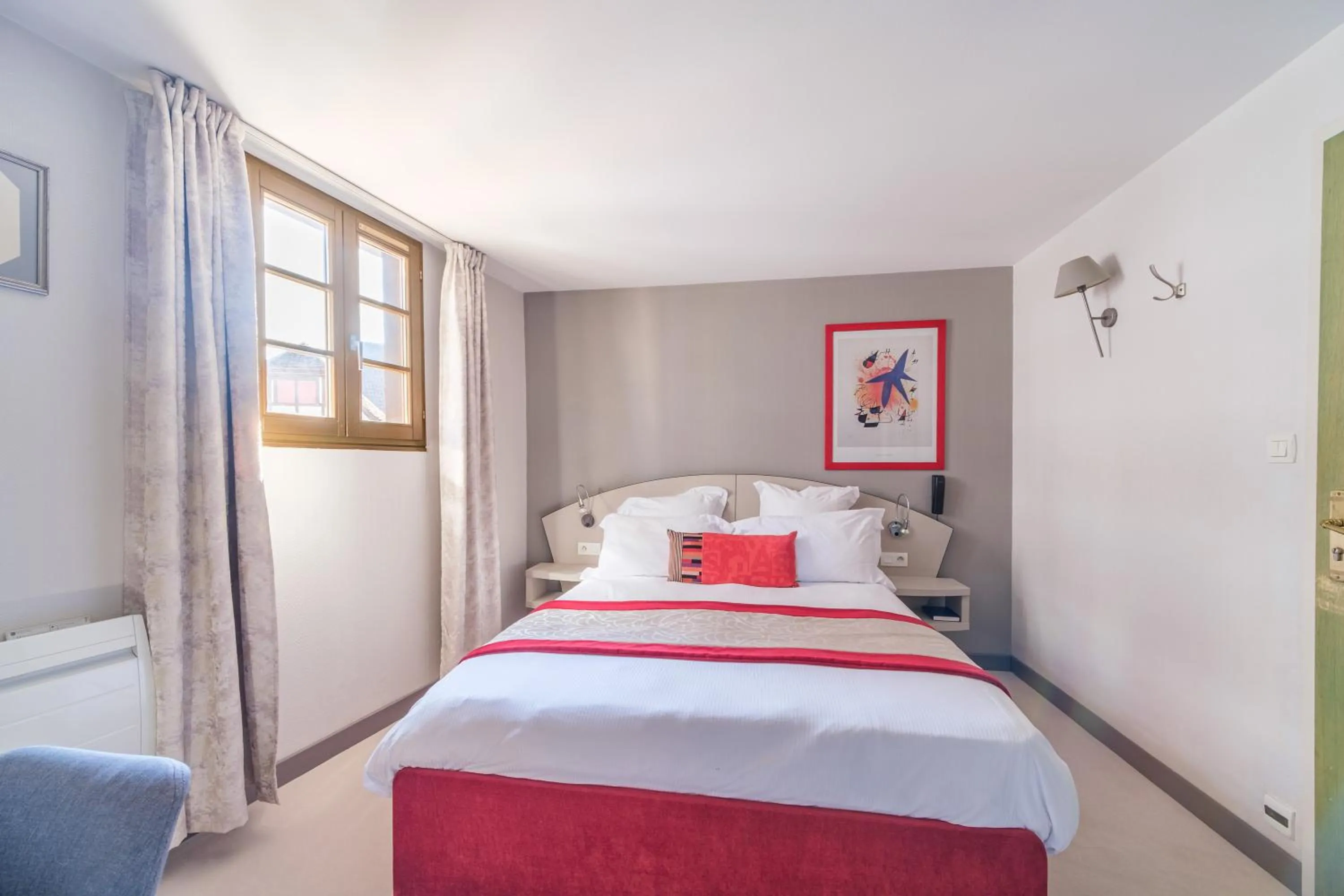 Bedroom, Bed in L'Hostellerie du Château