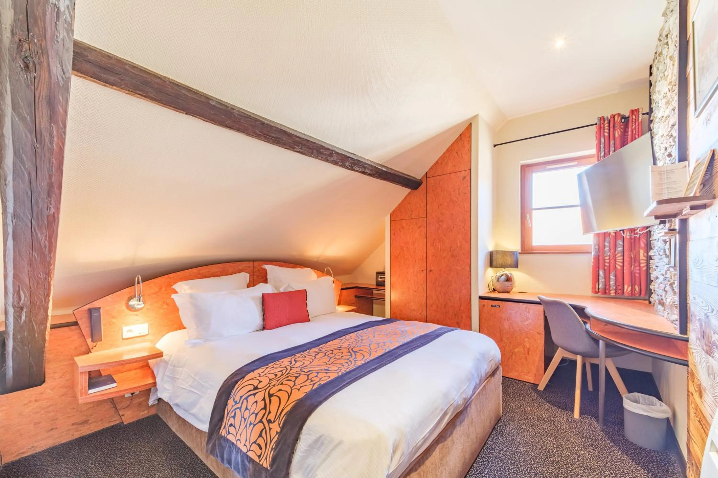 Bedroom, Bed in L'Hostellerie du Château