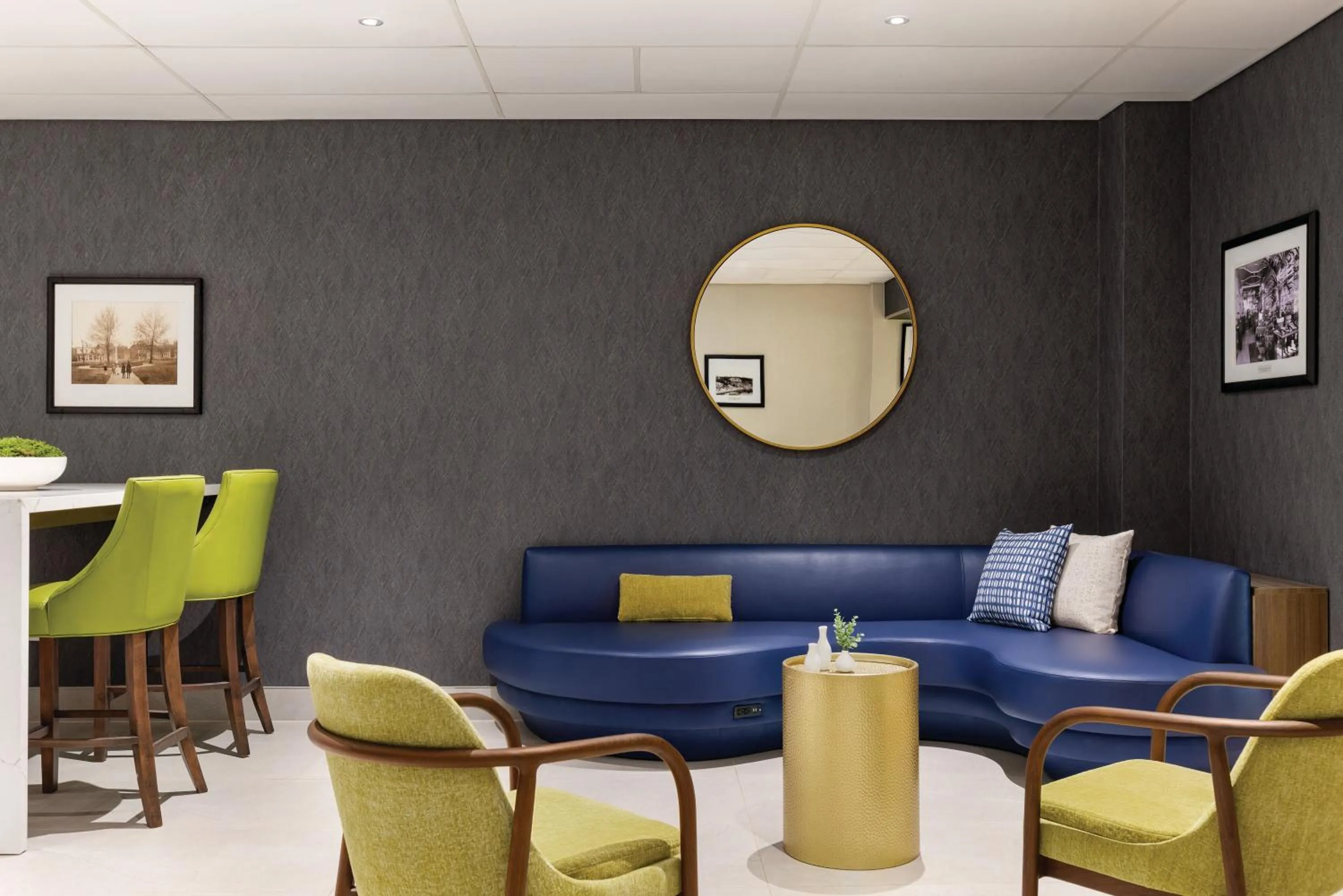 On-site shops in Crowne Plaza Saint John Harbour View by IHG