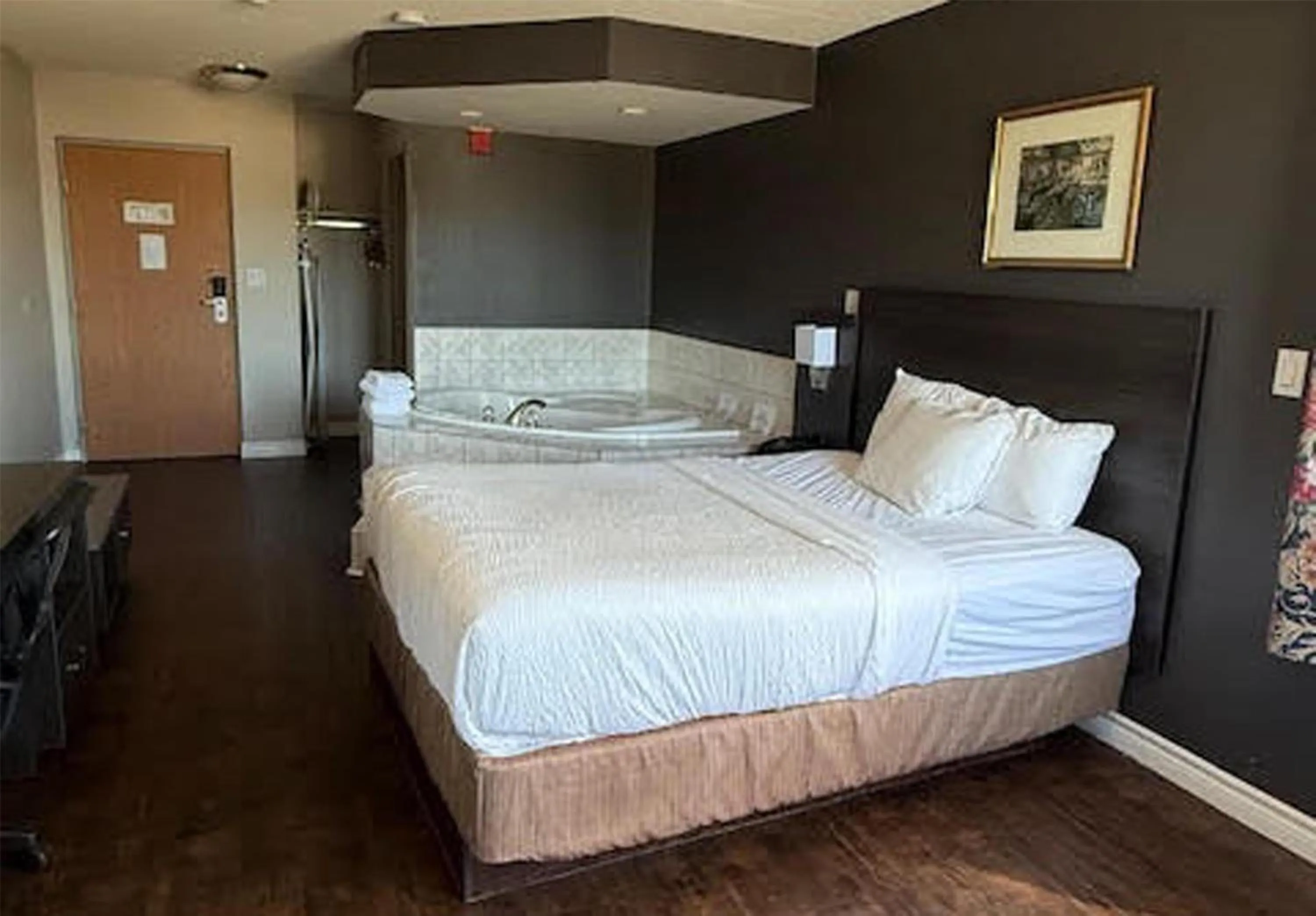 Photo of the whole room, Bed in SureStay by Best Western Brockville