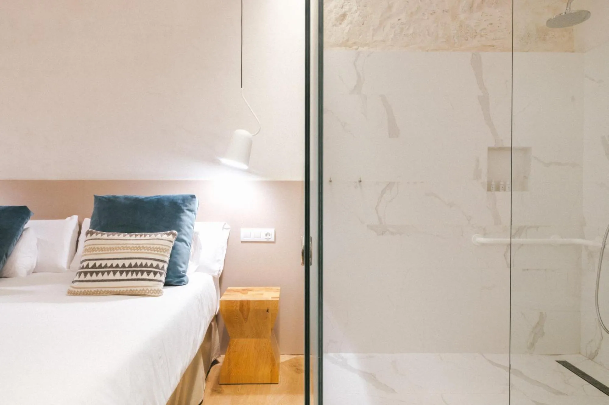 Bathroom, Bed in VEINTIUNO Emblematic Hotels - Adults Only