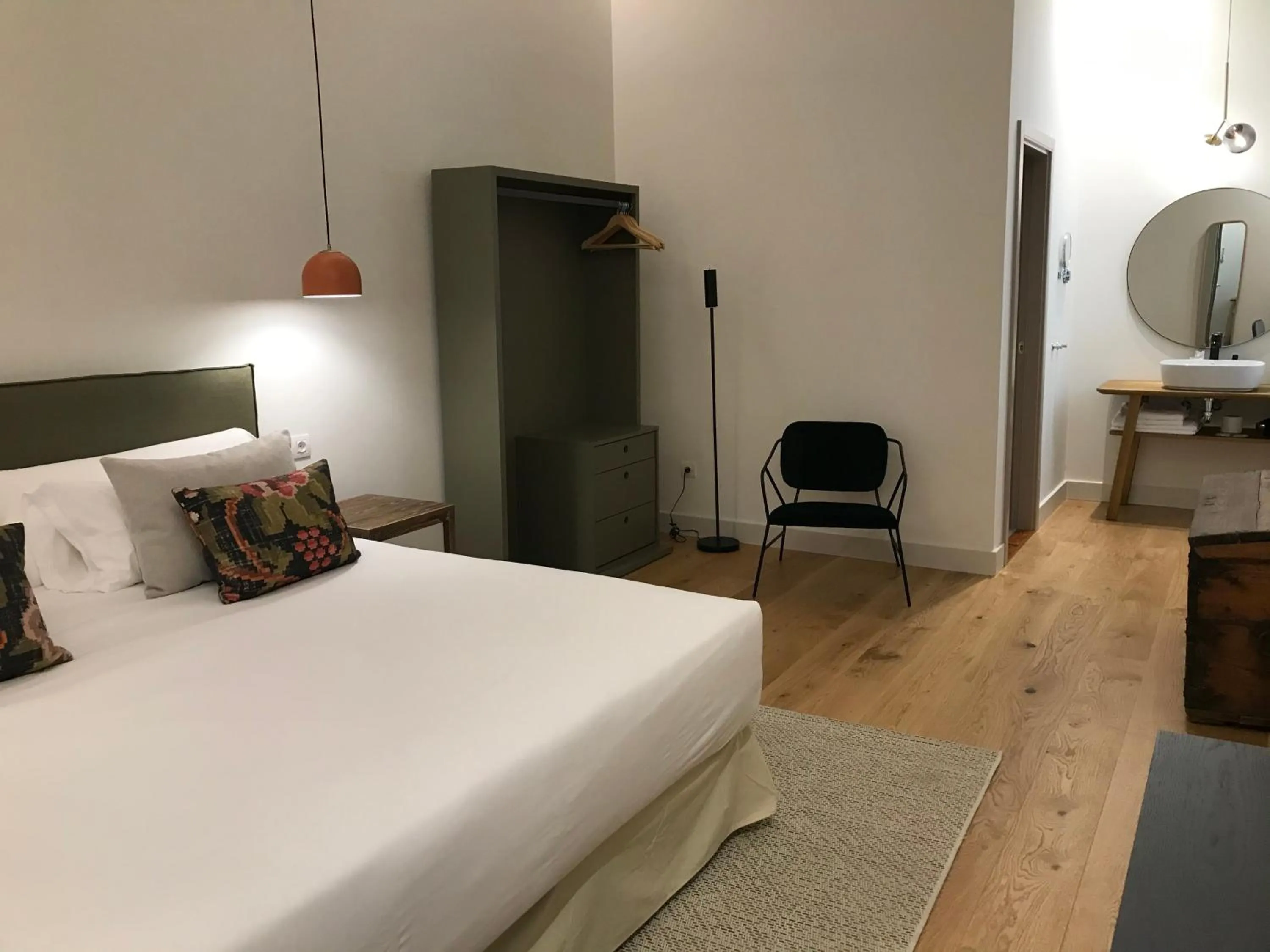 Photo of the whole room, Bed in VEINTIUNO Emblematic Hotels - Adults Only