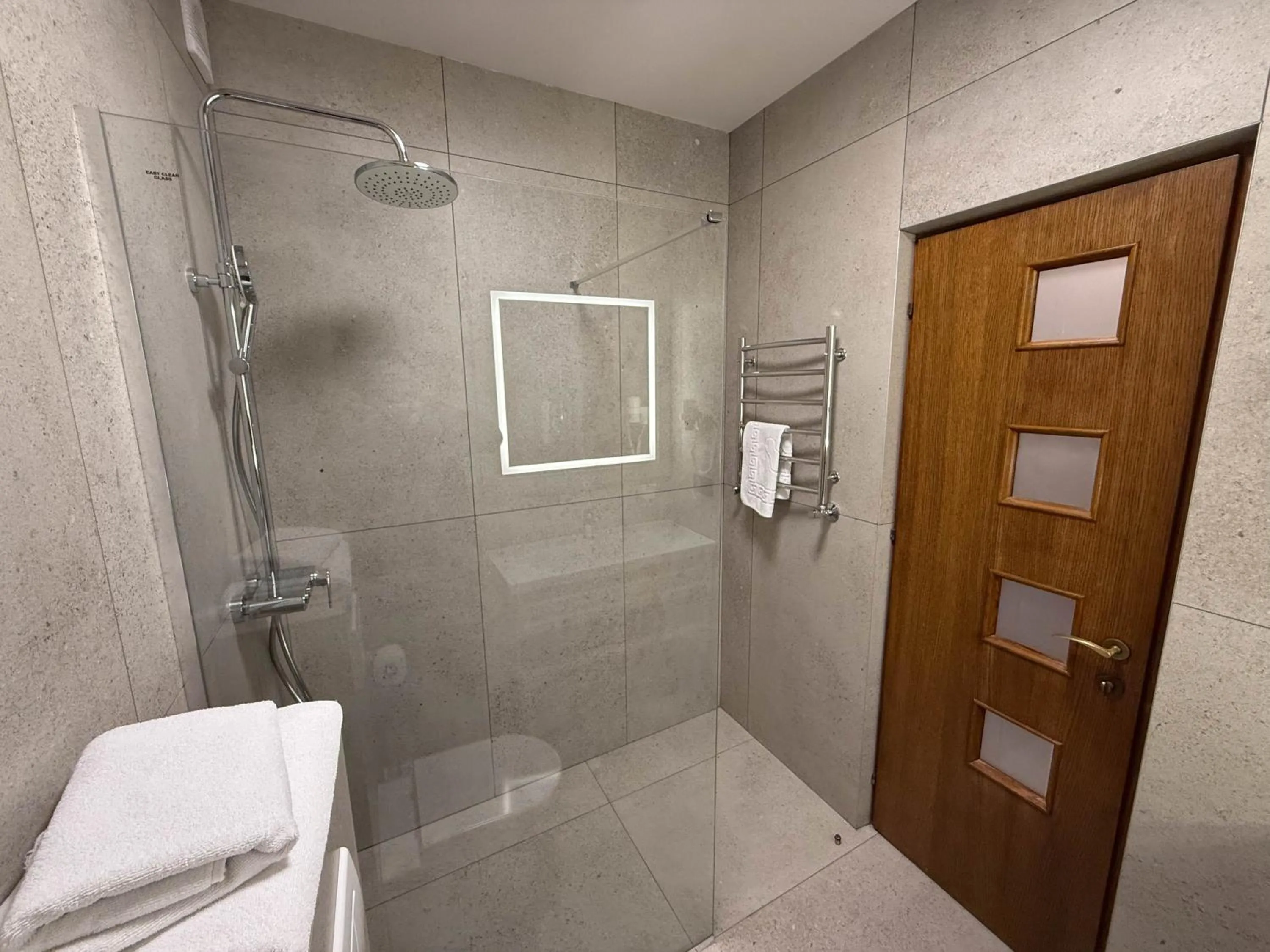 Shower in Komilfo Hotel