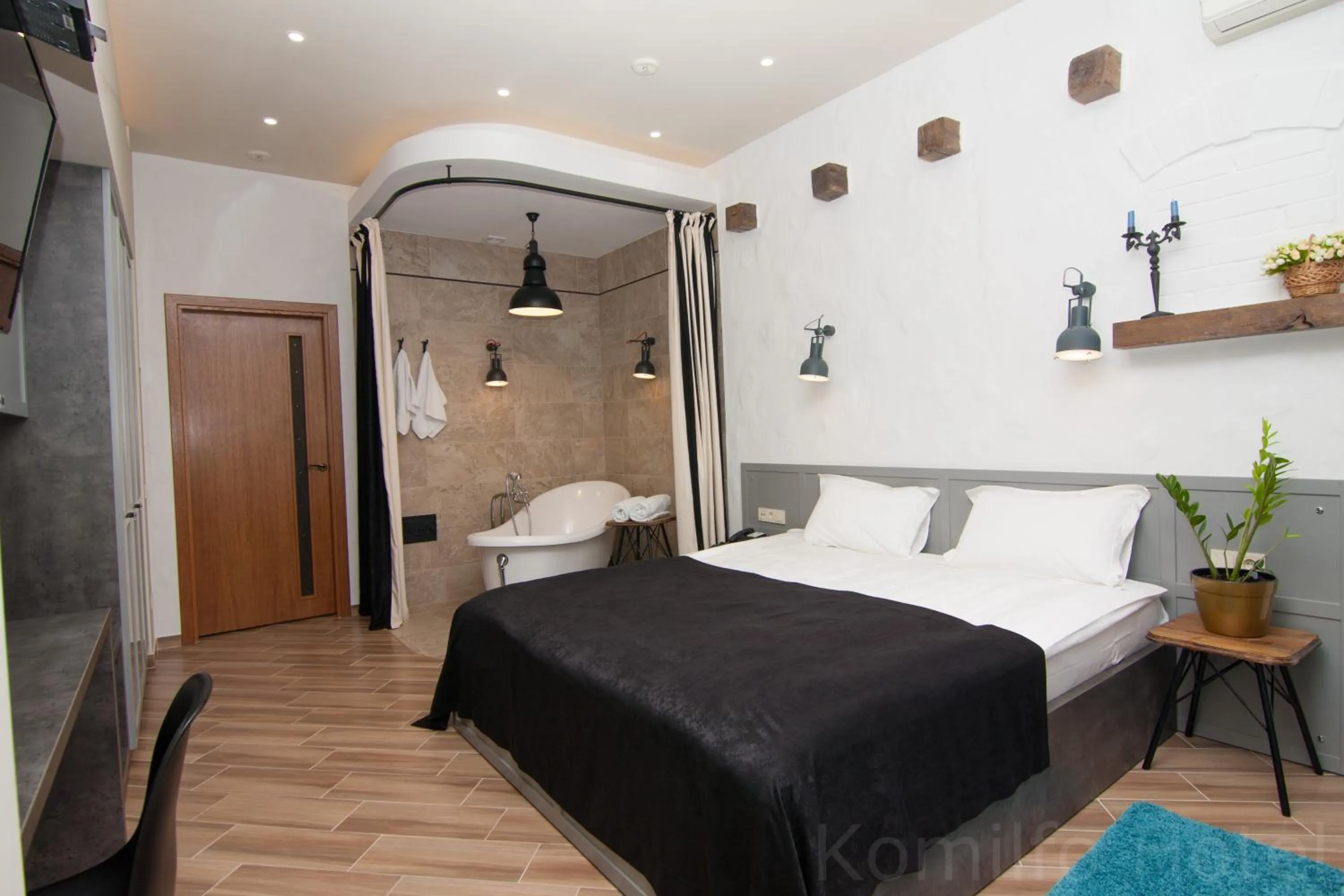 Photo of the whole room, Bed in Komilfo Hotel