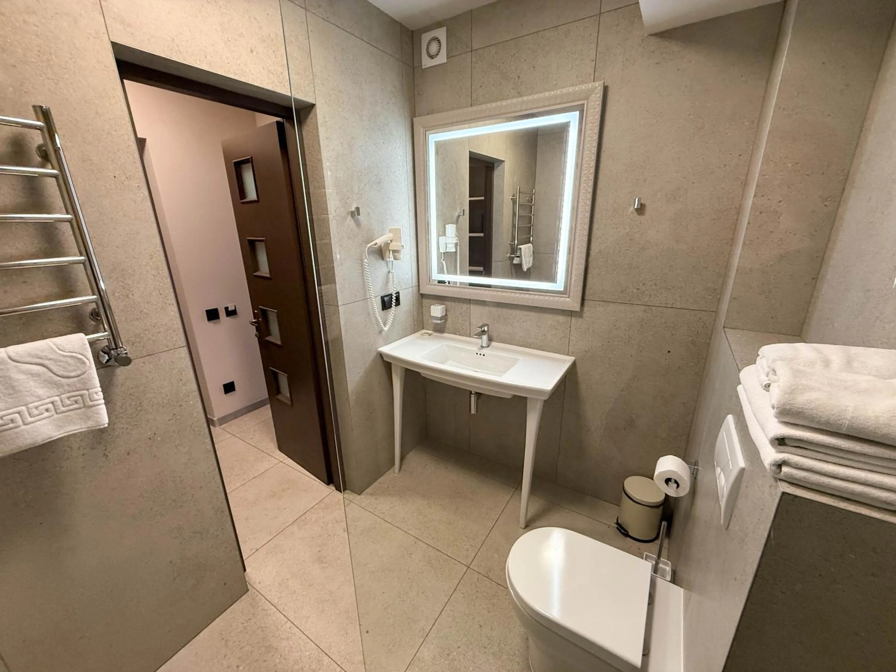 Toilet in Komilfo Hotel