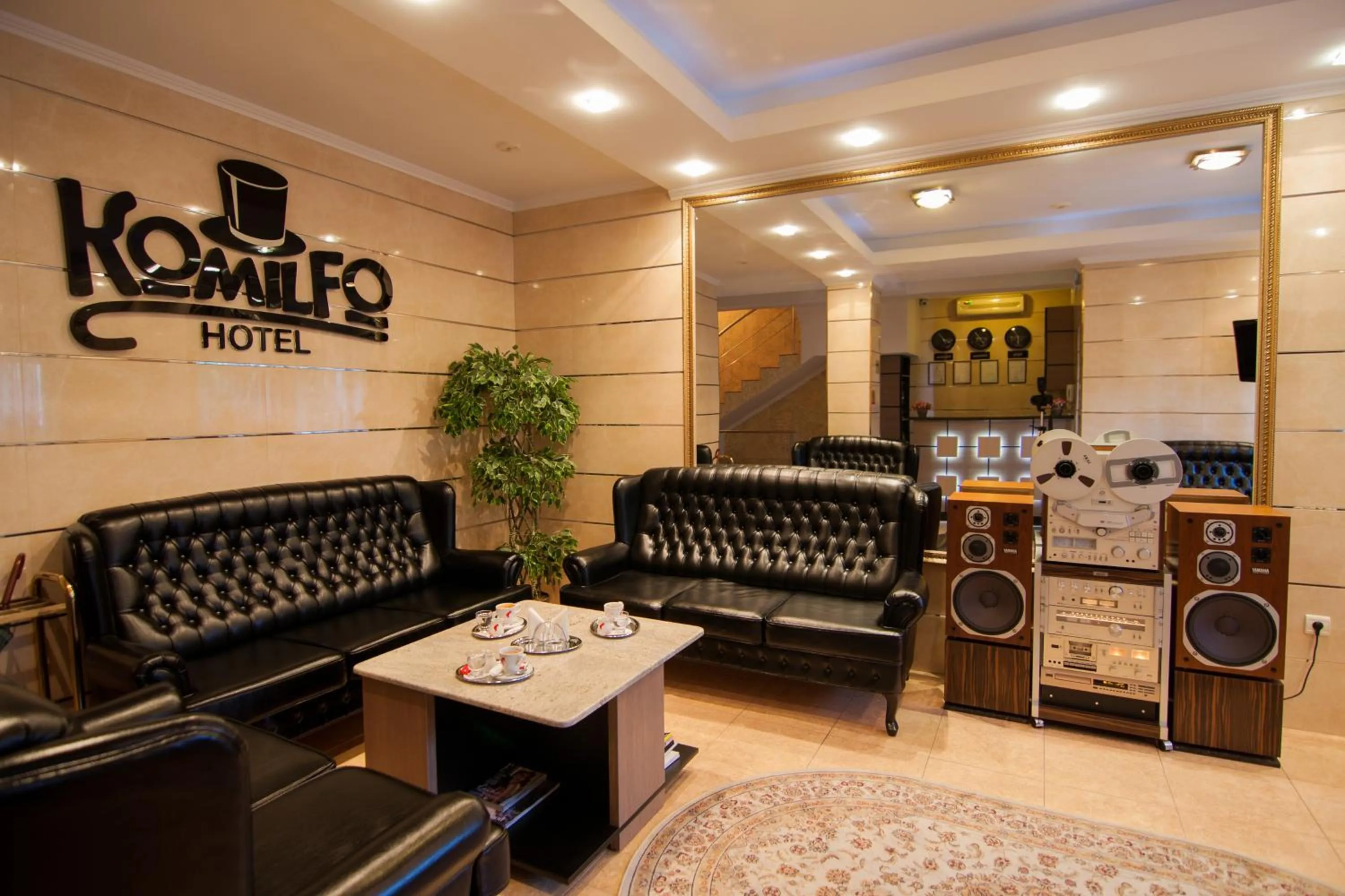 Communal lounge/ TV room in Komilfo Hotel