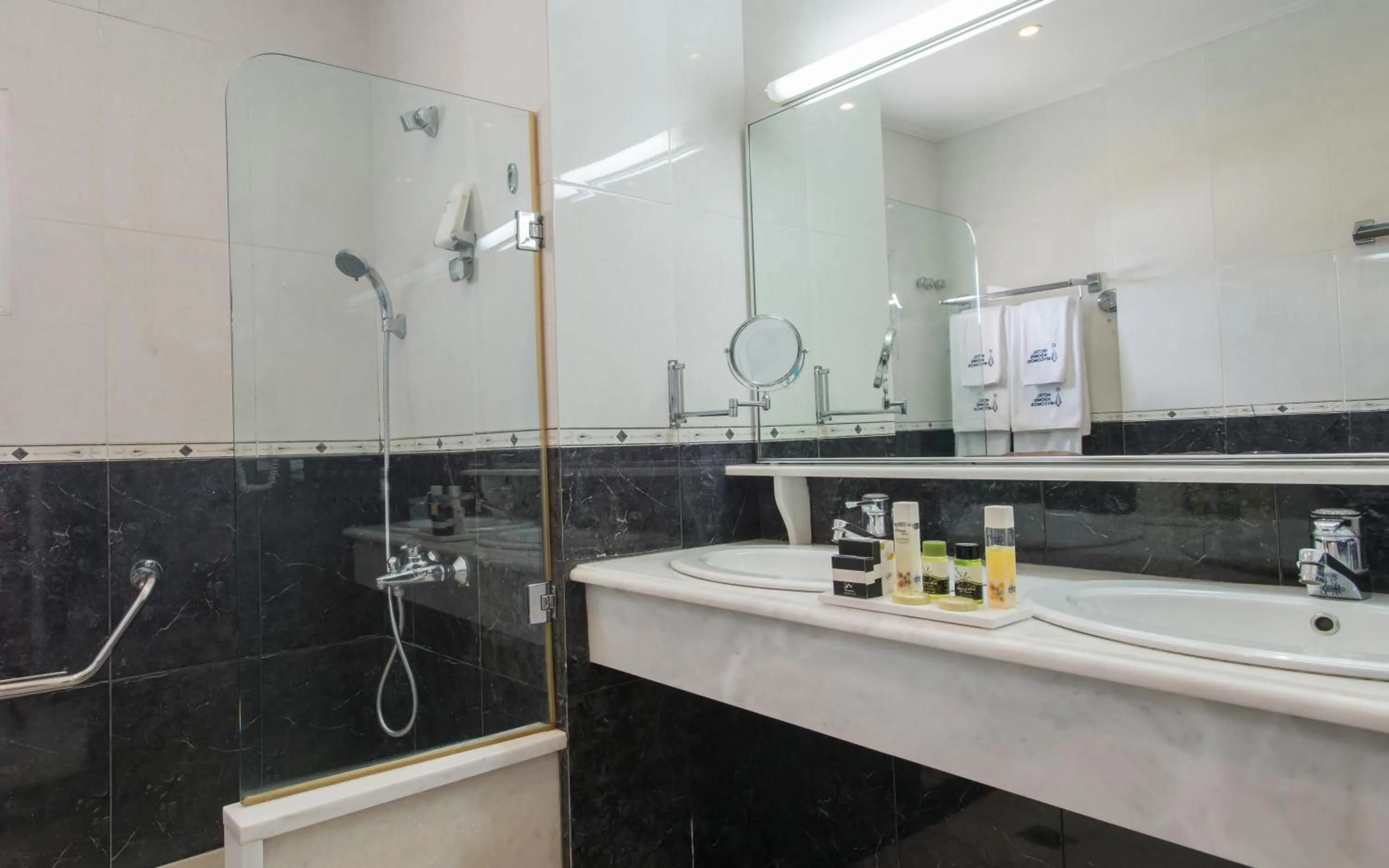 Bathroom in Hotel Adonis