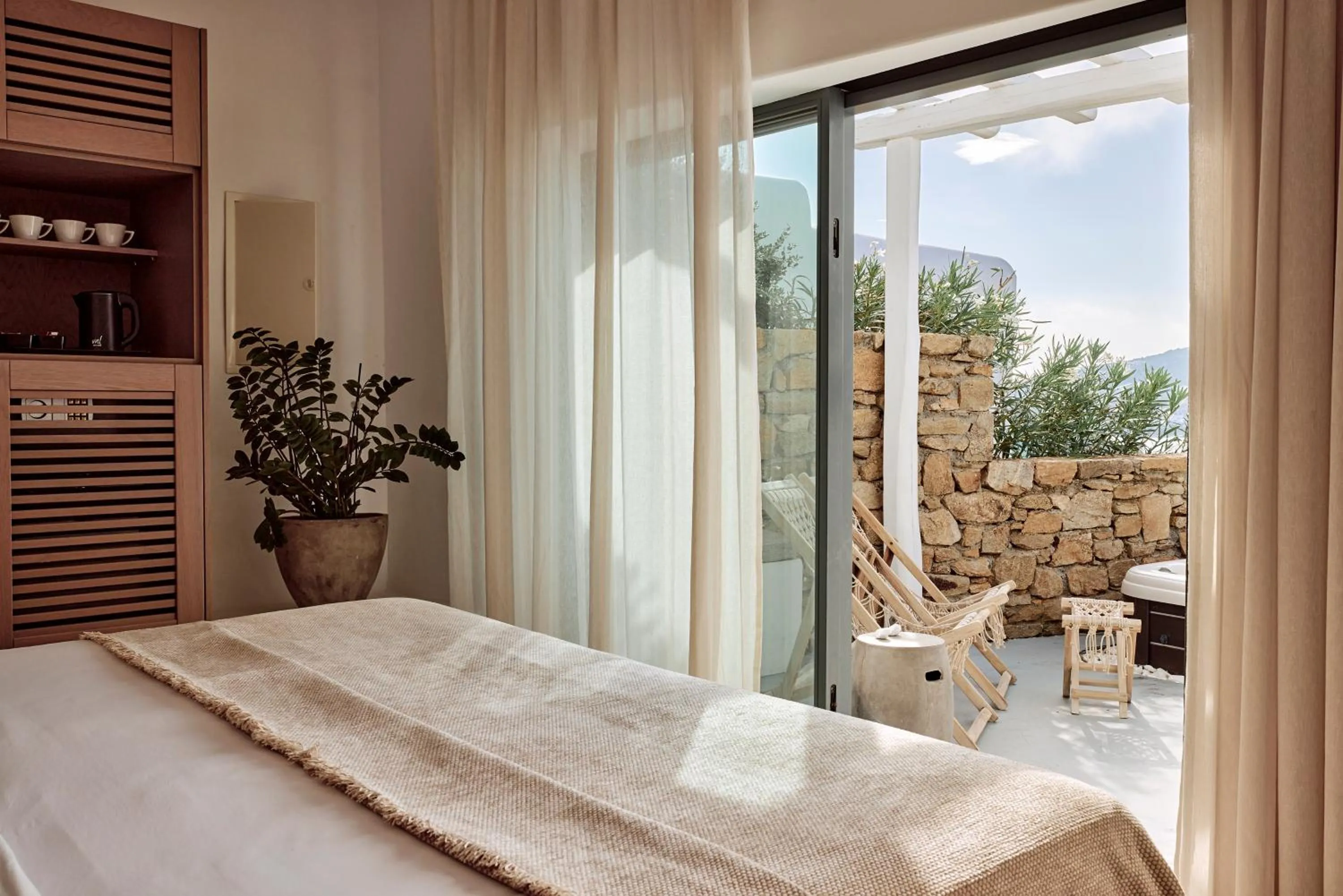 Coffee/tea facilities, Bed in Hotel Adonis