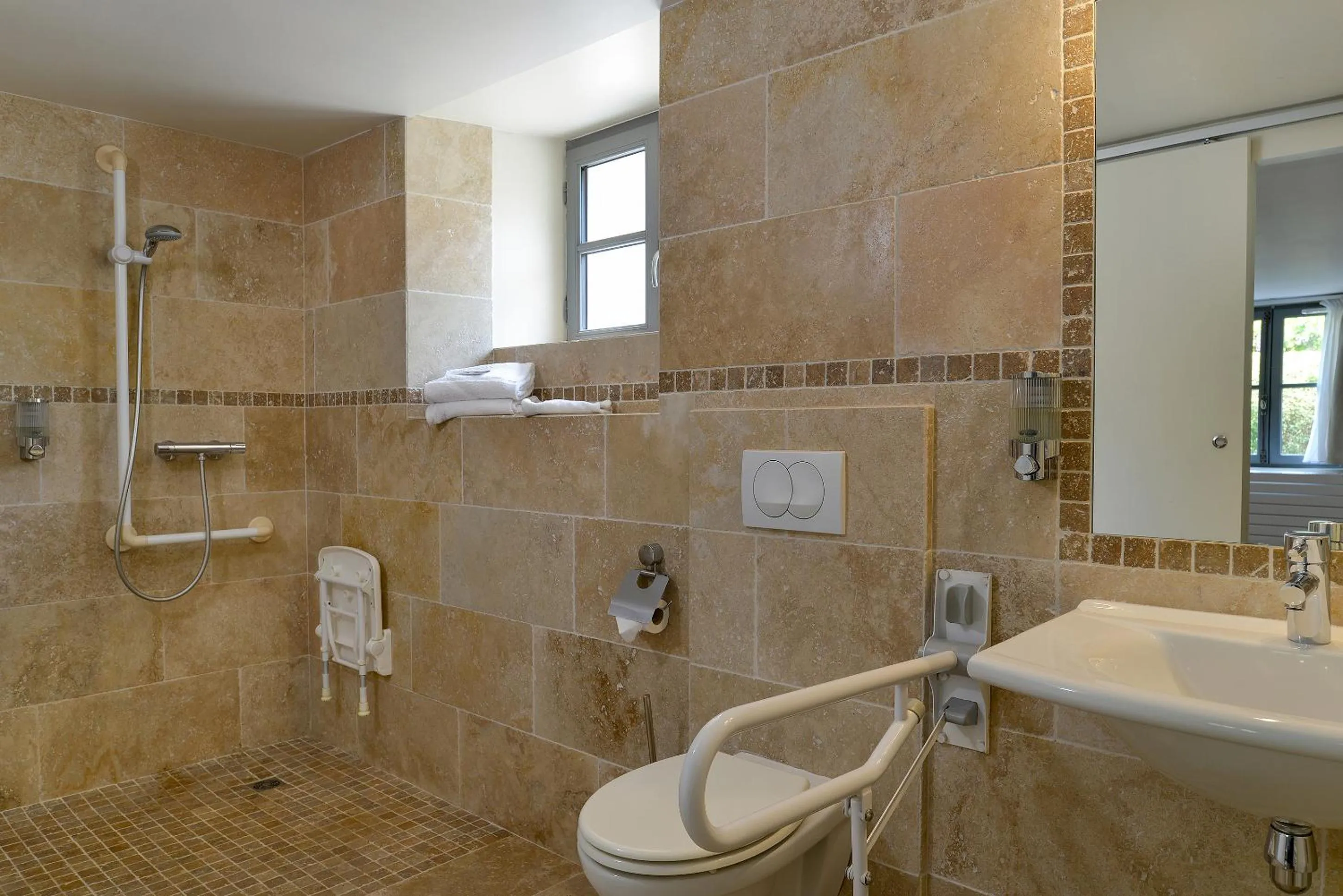 Bathroom in Demeures et Châteaux Moulin des Templiers Hôtel & SPA