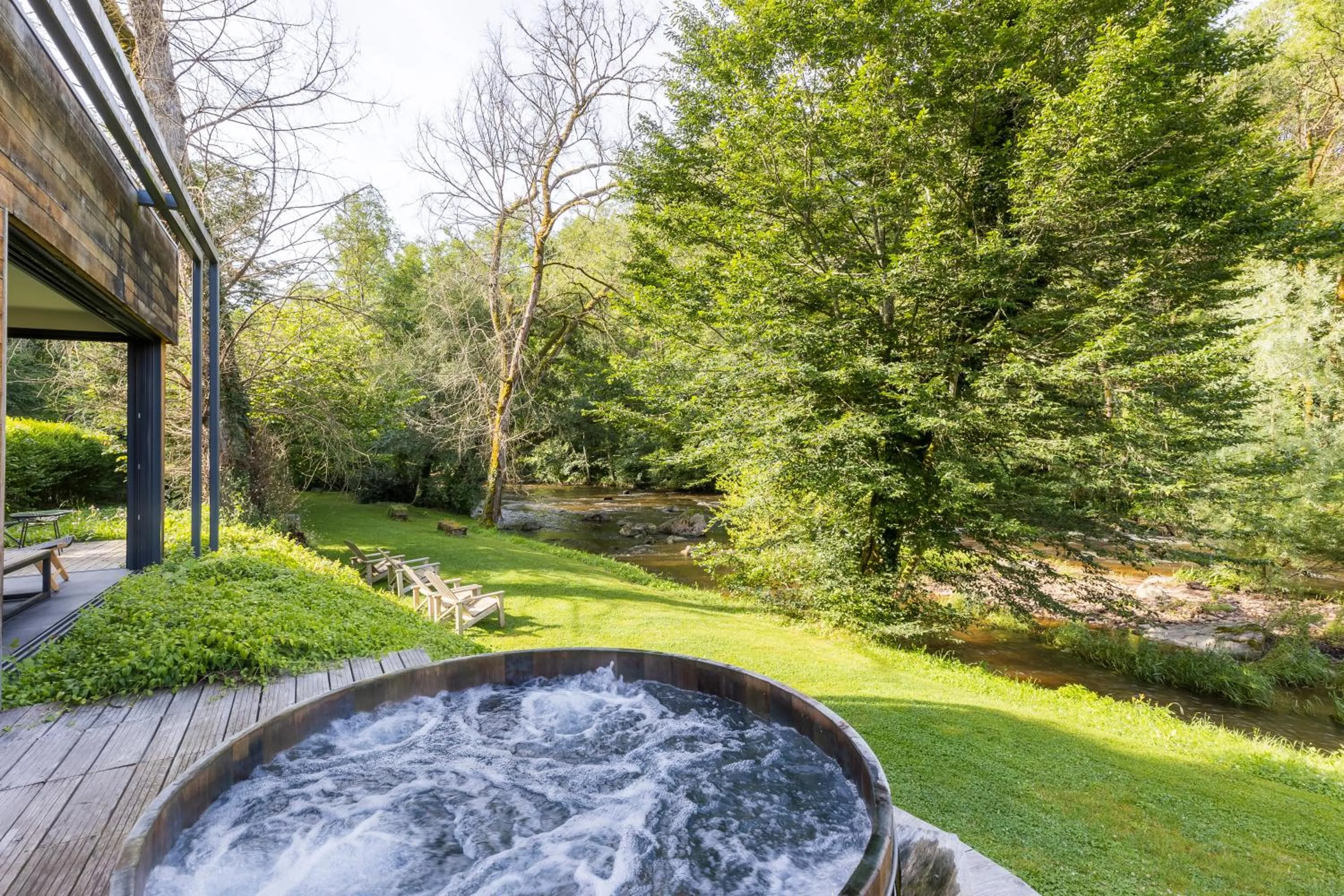 Hot Tub in Demeures et Châteaux Moulin des Templiers Hôtel & SPA