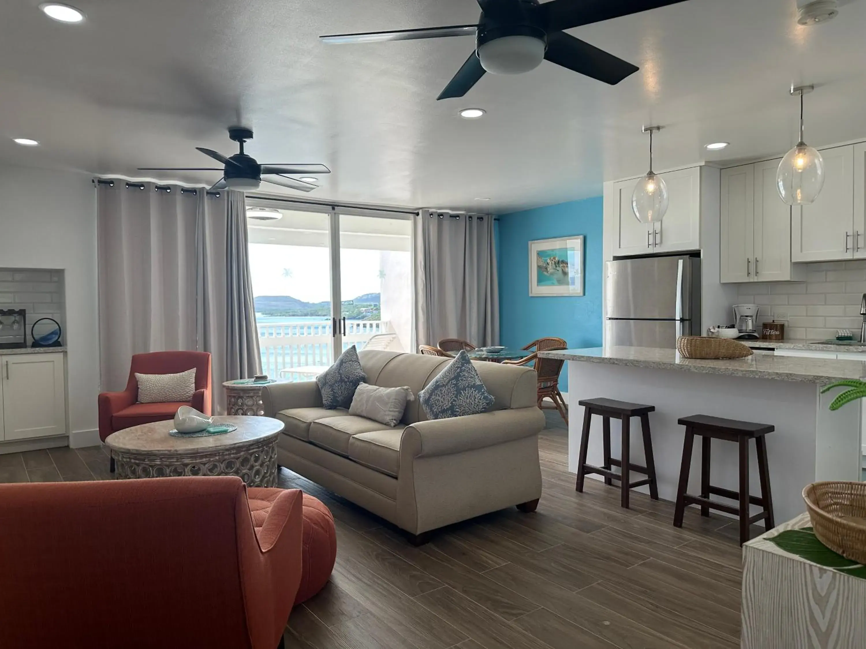 Hillside One-Bedroom King Suite in Secret Harbour Beach Resort Hillside One-Bedroom King Suite in Secret Harbour Beach Resort