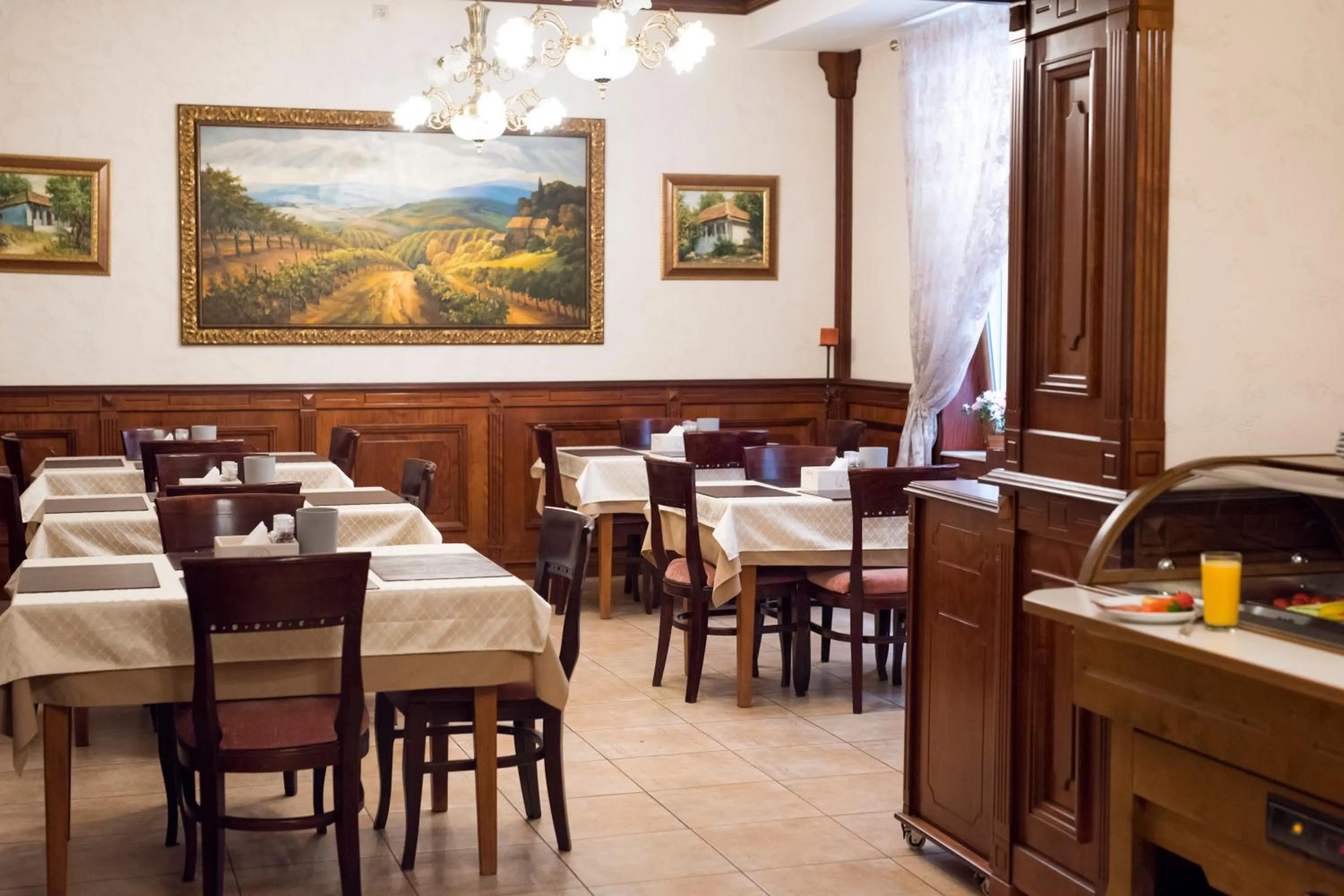 Restaurant/places to eat in Luna Hotel