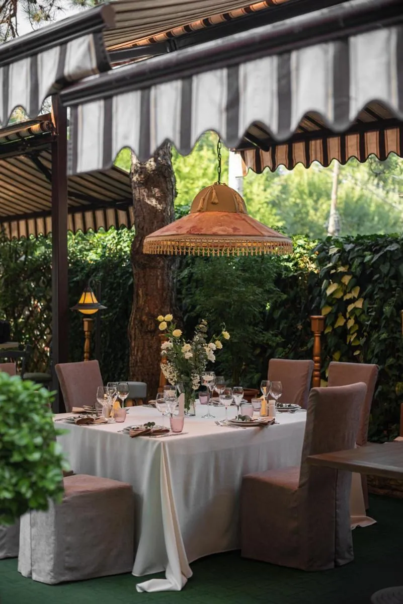 Restaurant/places to eat in Luna Hotel