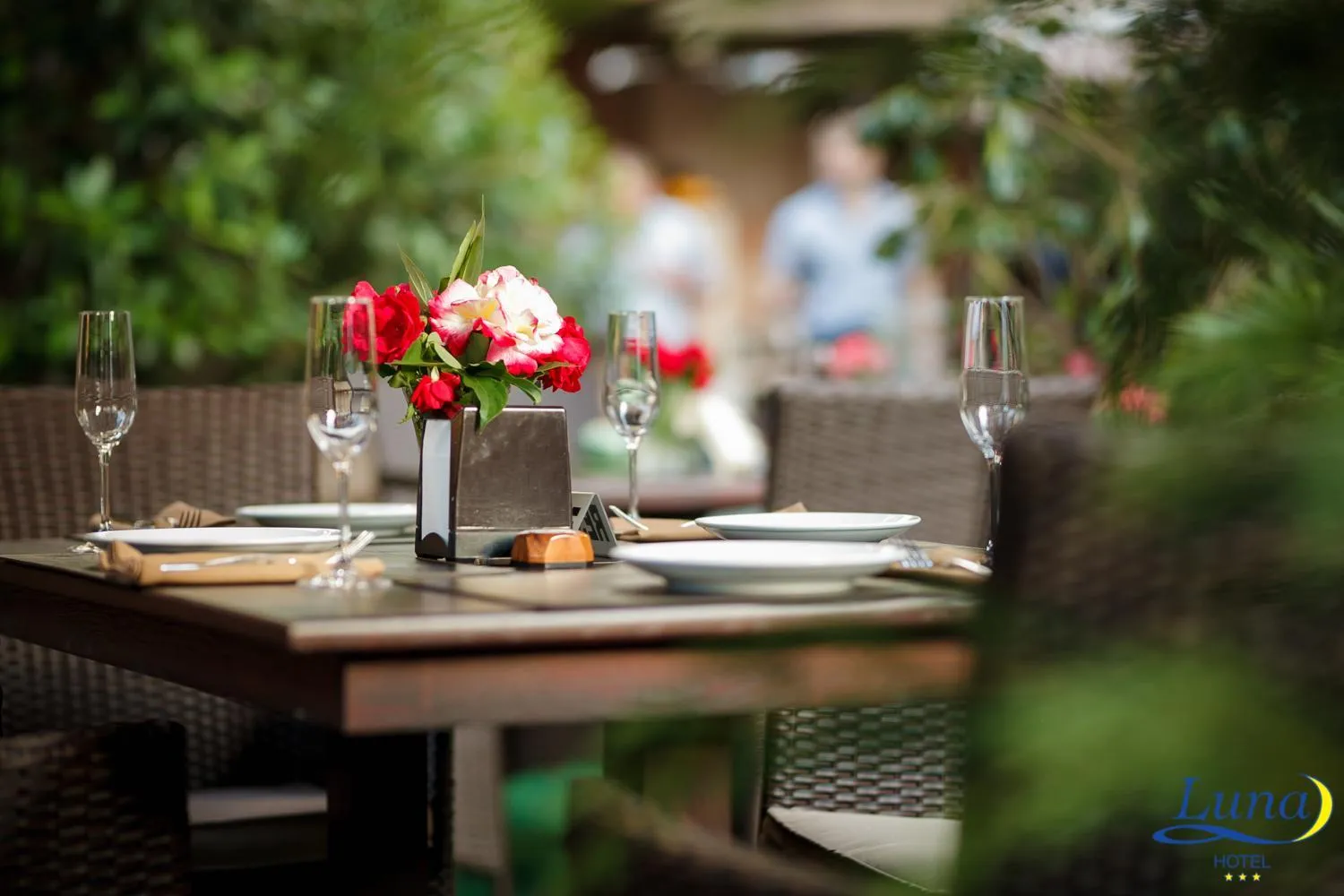 Restaurant/places to eat in Luna Hotel