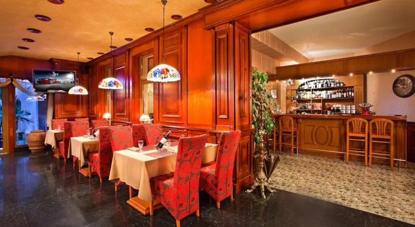 Restaurant/places to eat in Luna Hotel