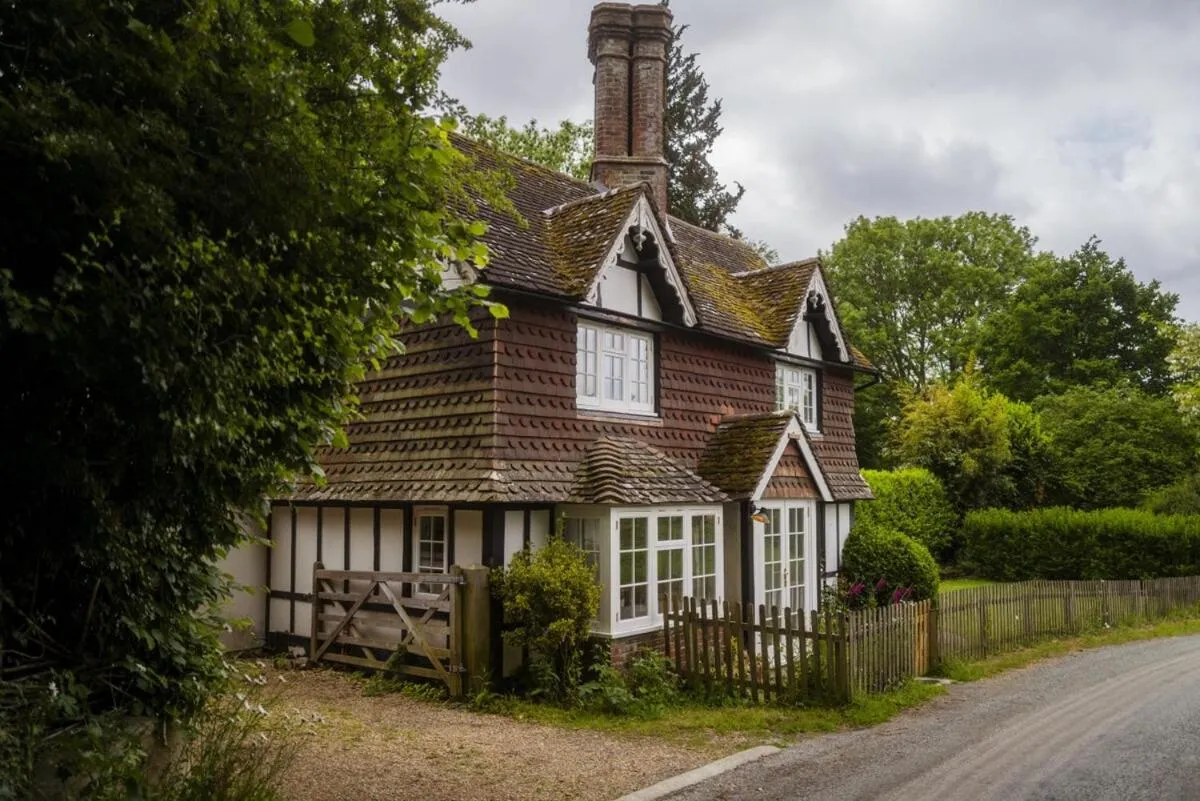 Property building in Danny Lodge - Country Cottage Near Brighton by Huluki Sussex Stays