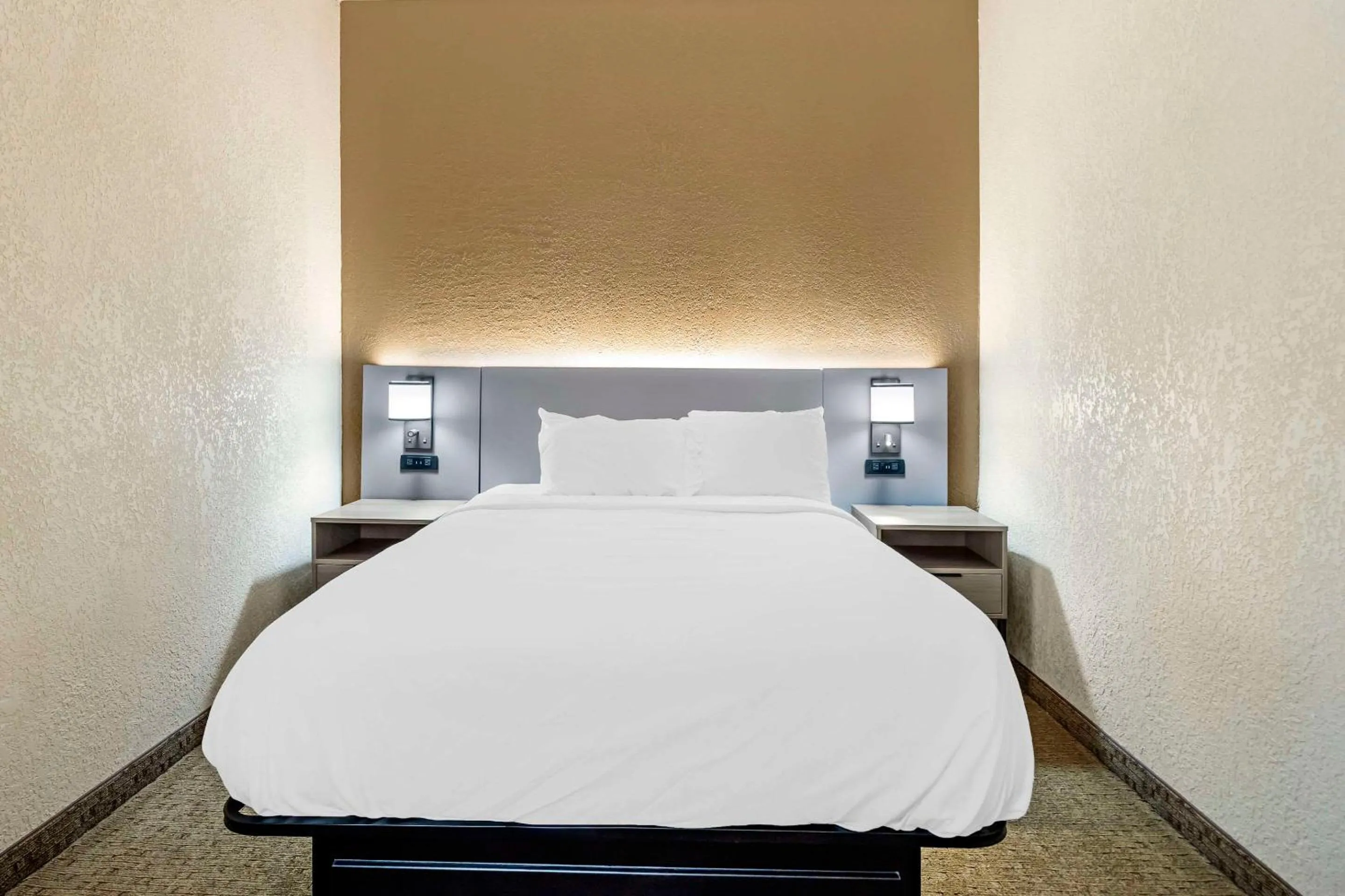 Bedroom, Bed in Comfort Suites Merrillville near US 30