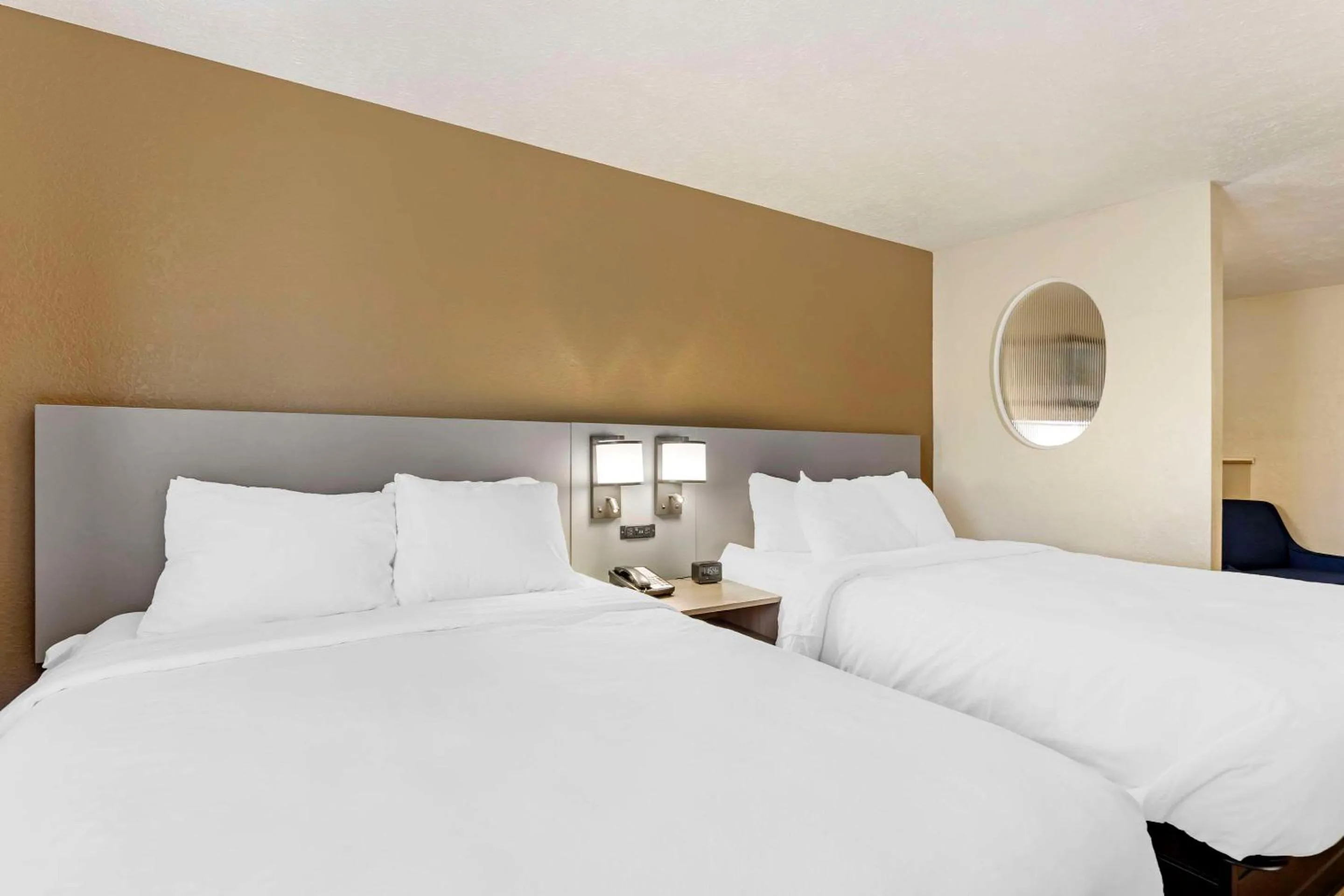 Bedroom, Bed in Comfort Suites Merrillville near US 30