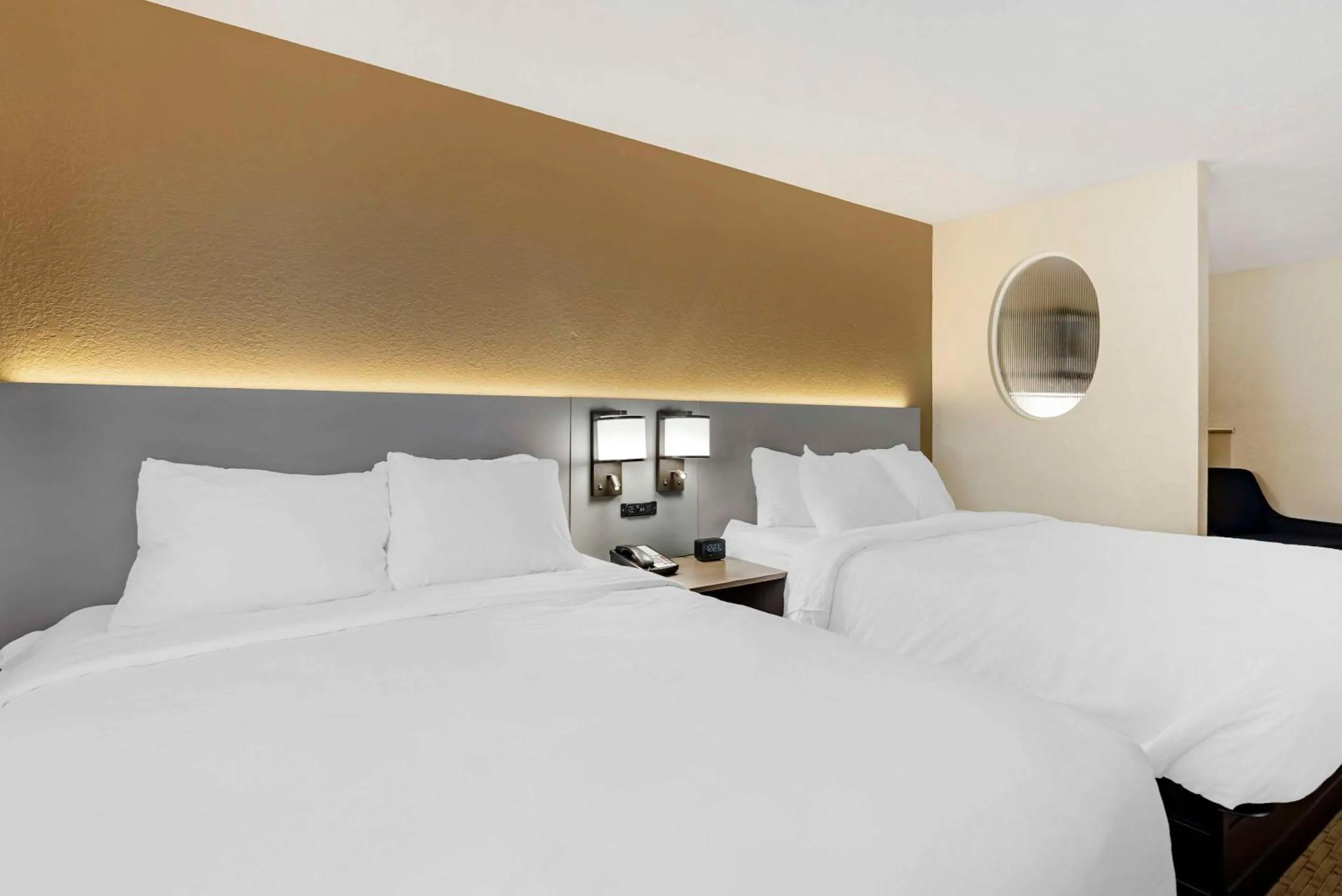 Bedroom, Bed in Comfort Suites Merrillville near US 30