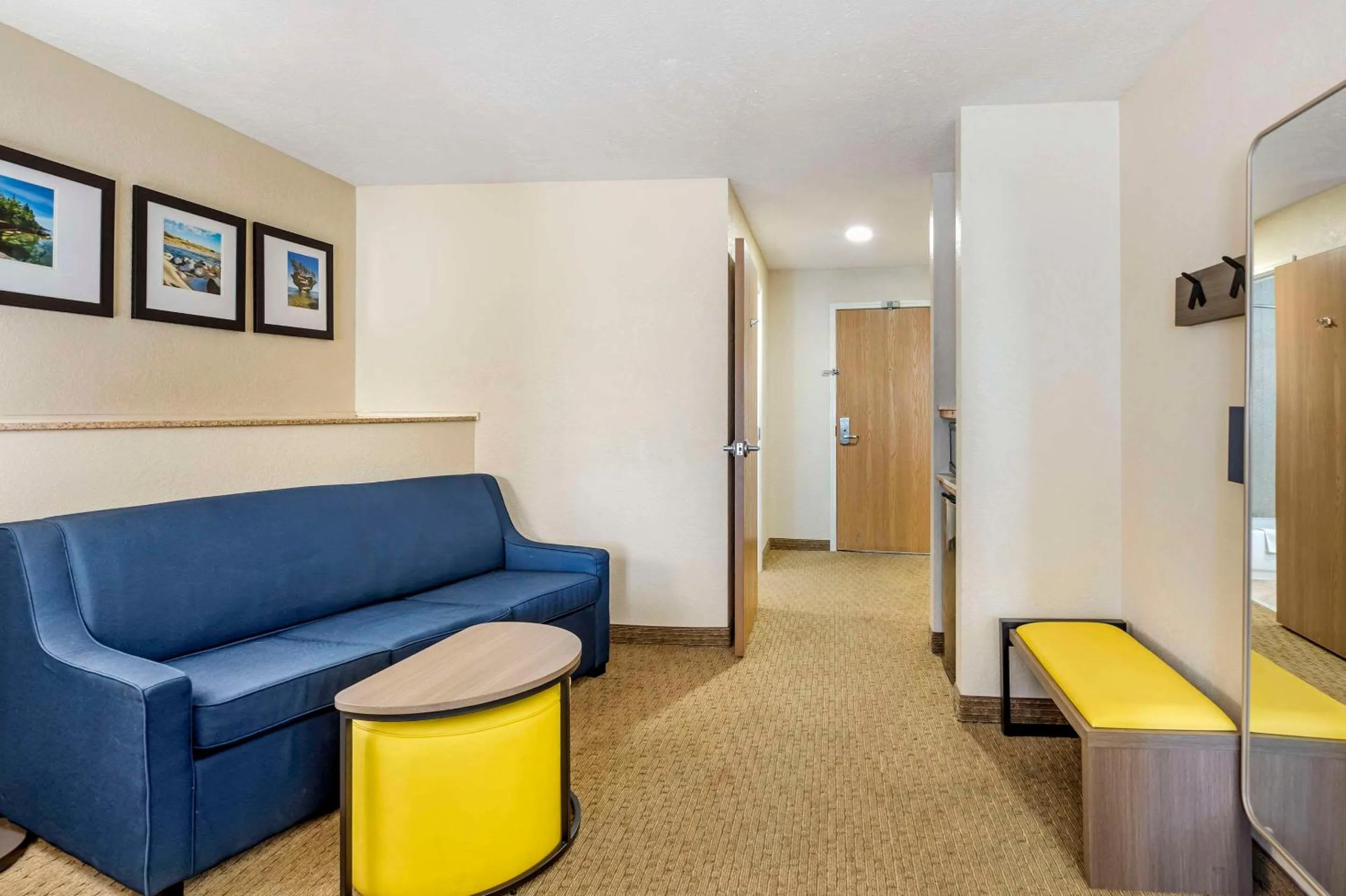 Bedroom in Comfort Suites Merrillville near US 30