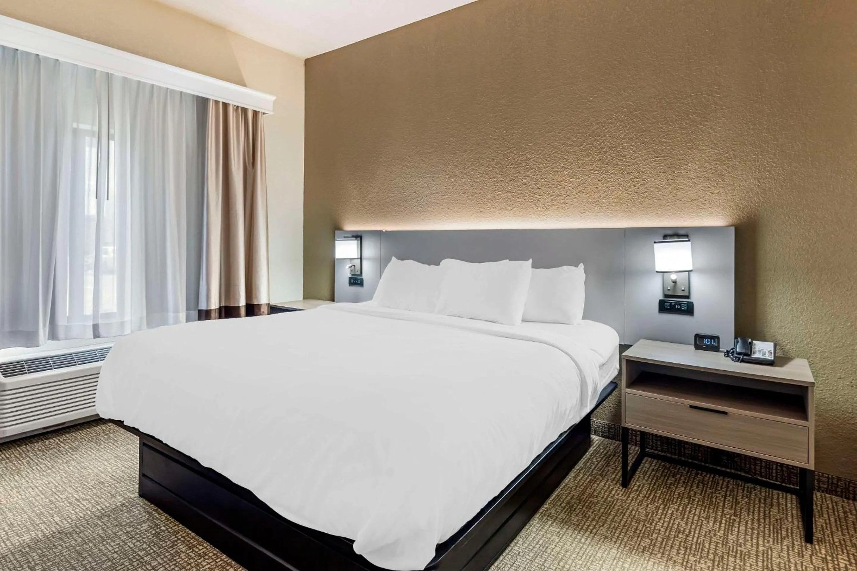 Bedroom, Bed in Comfort Suites Merrillville near US 30