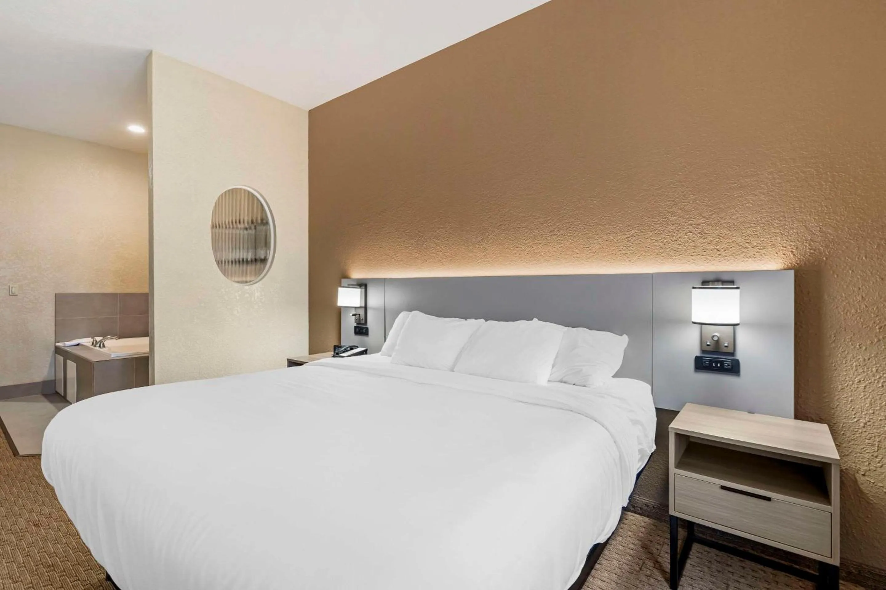 Bedroom, Bed in Comfort Suites Merrillville near US 30