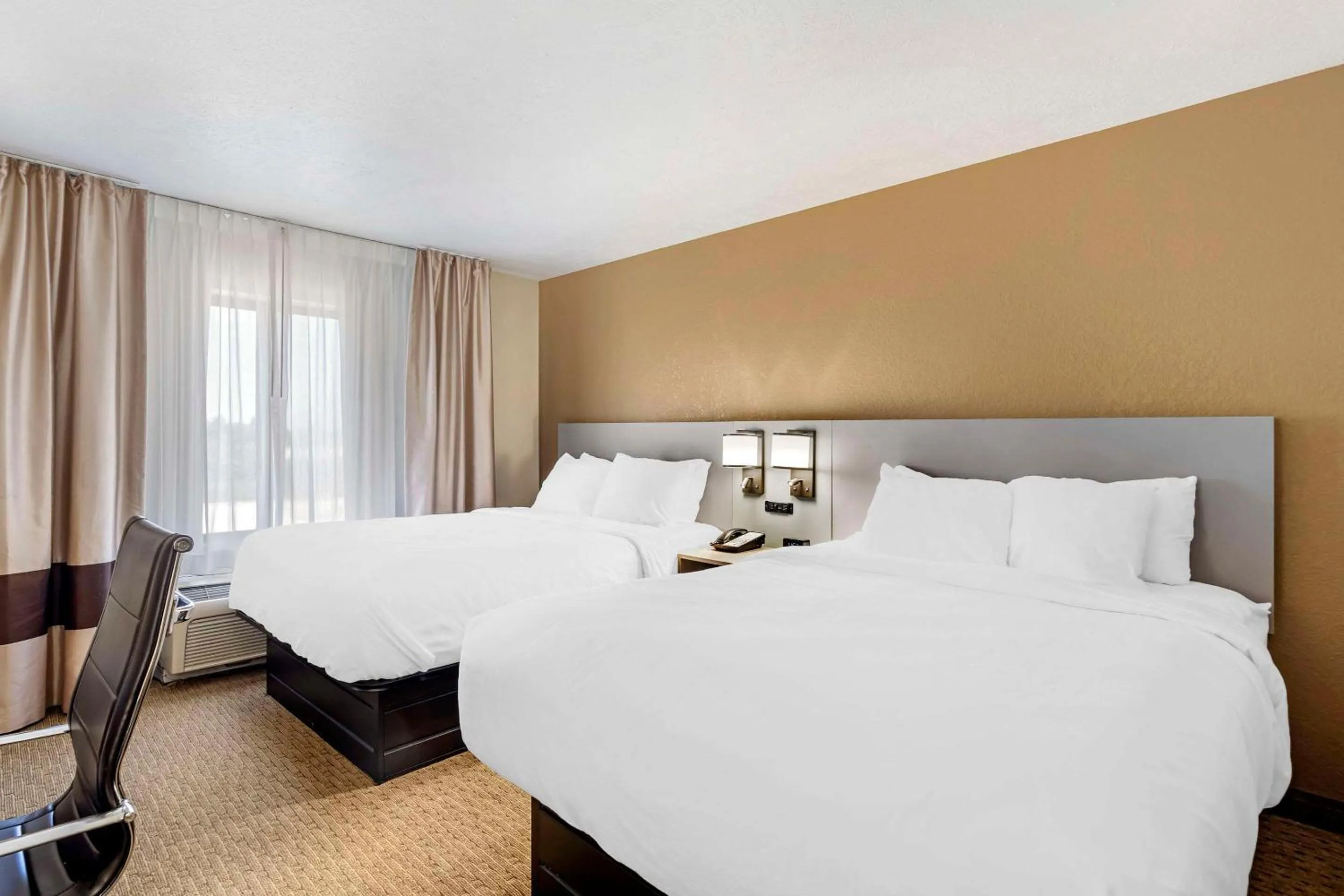 Bedroom, Bed in Comfort Suites Merrillville near US 30