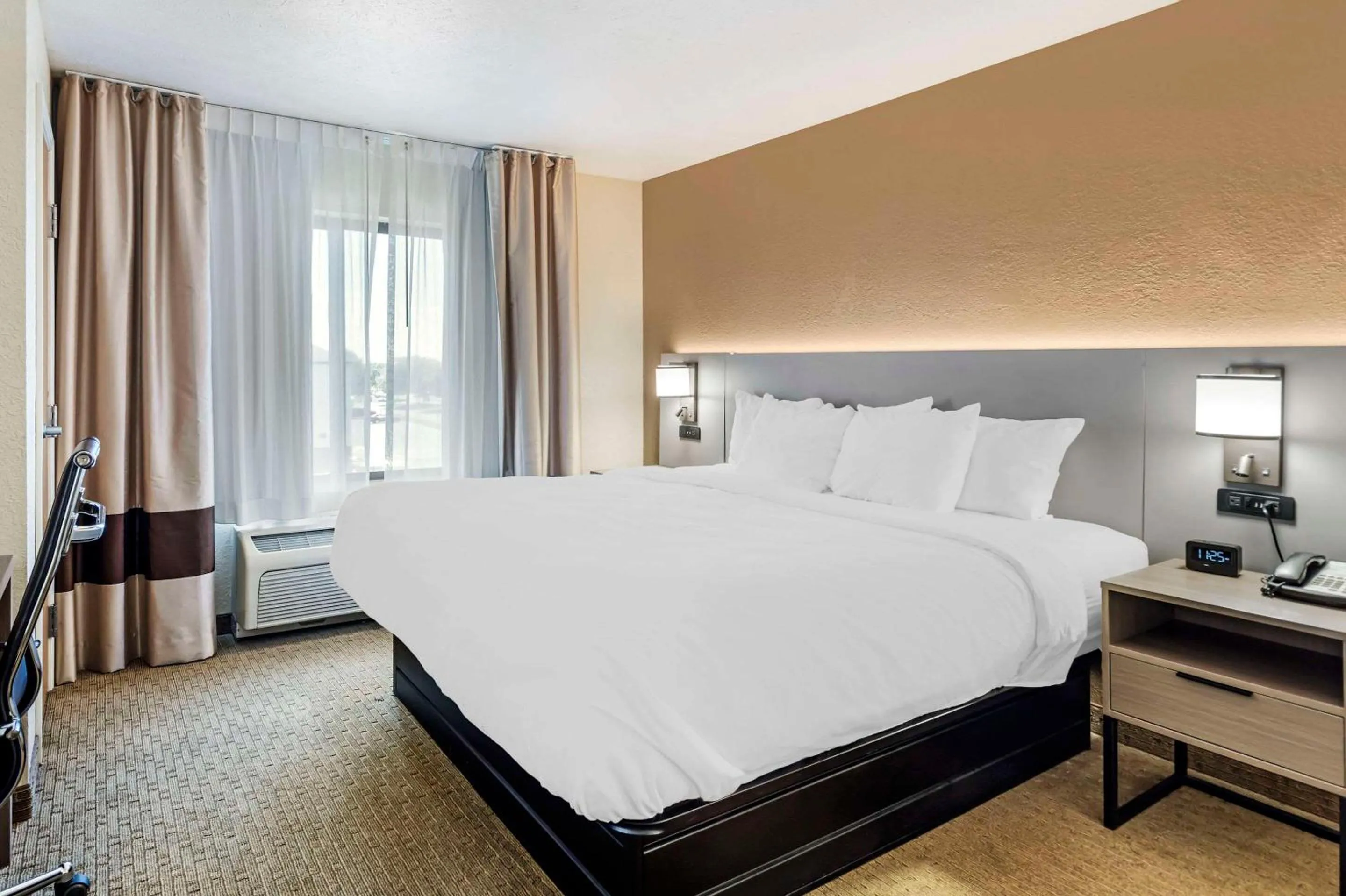 Bedroom, Bed in Comfort Suites Merrillville near US 30