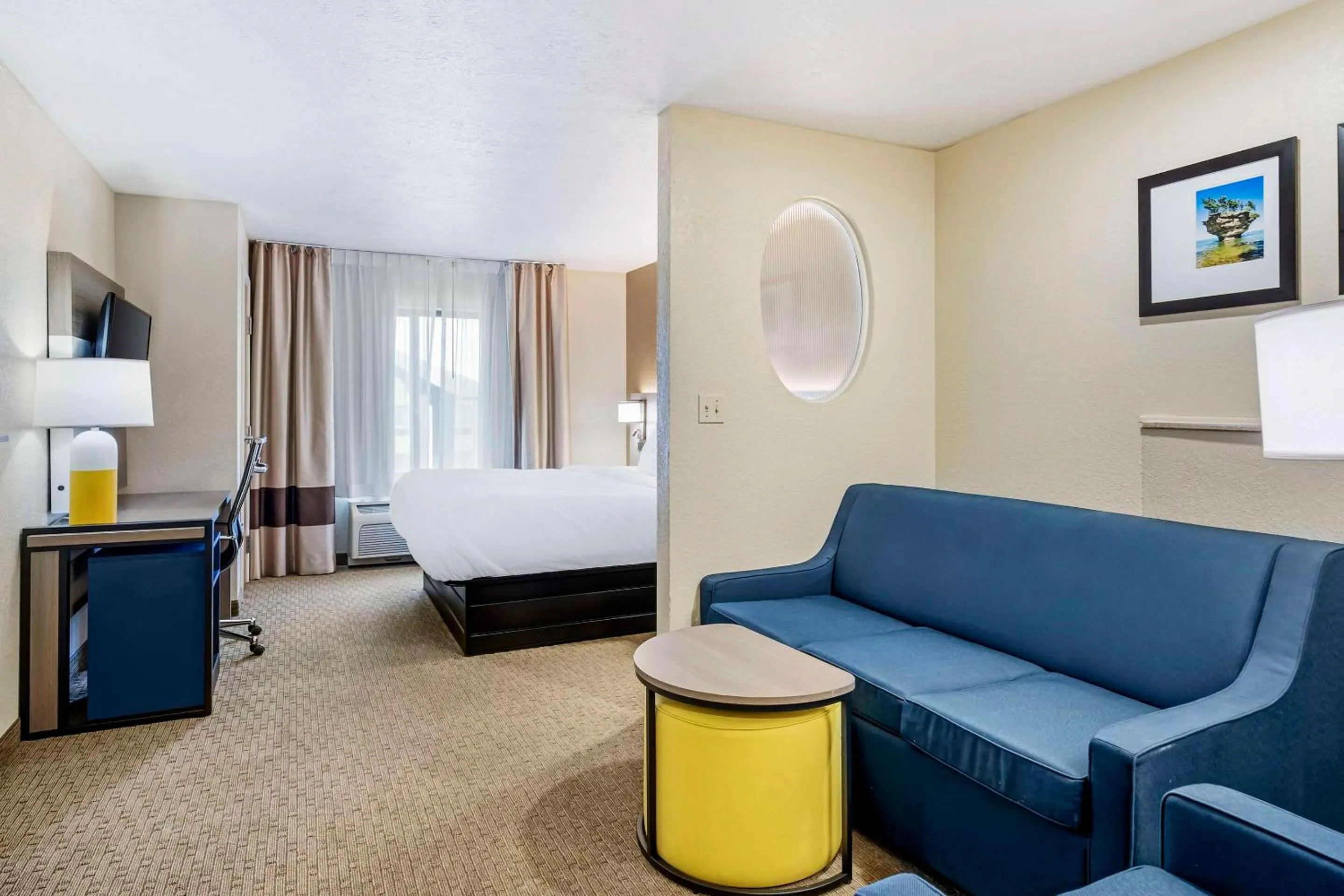 Bedroom, Bed in Comfort Suites Merrillville near US 30