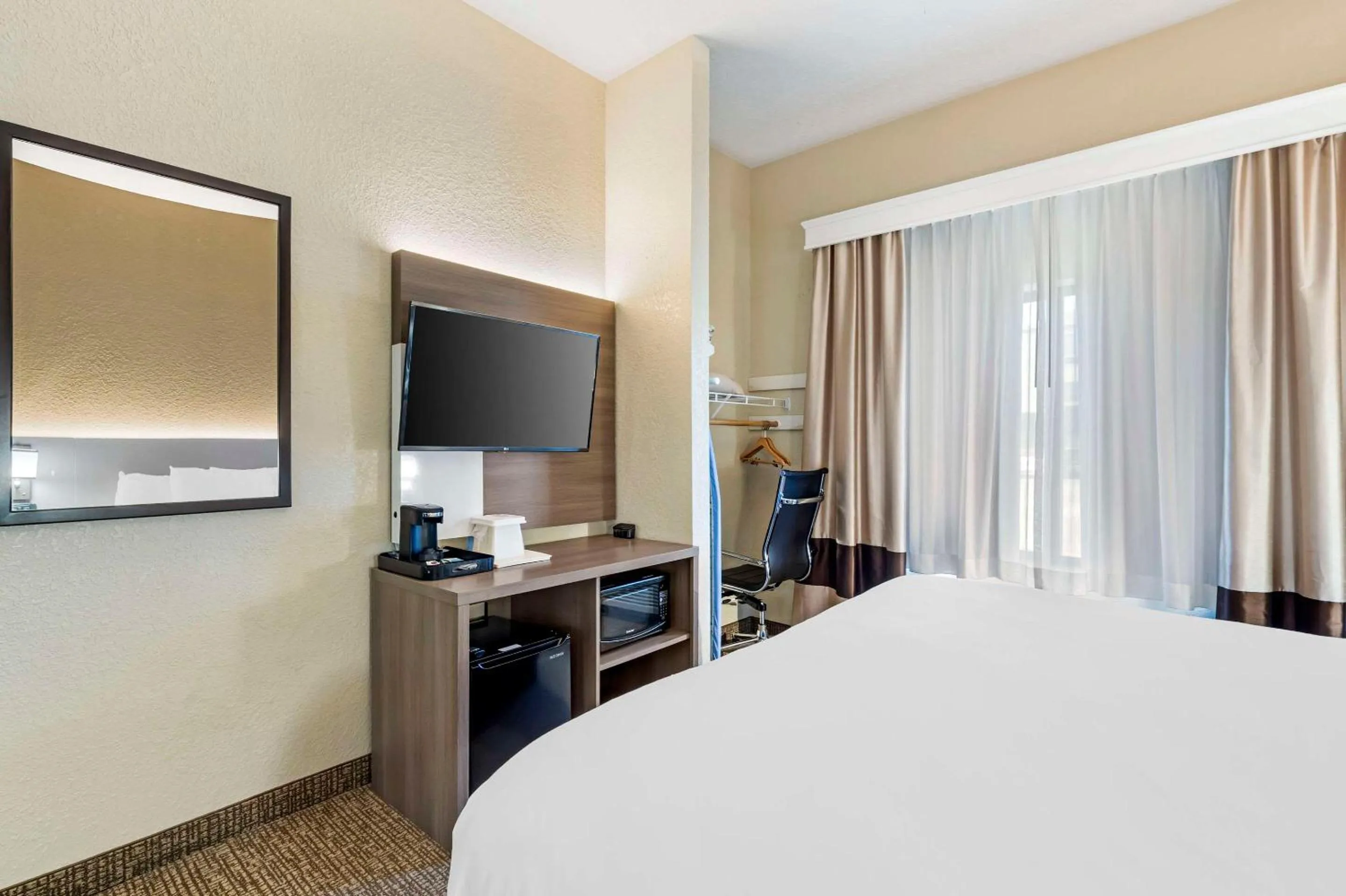 Bedroom, Bed in Comfort Suites Merrillville near US 30