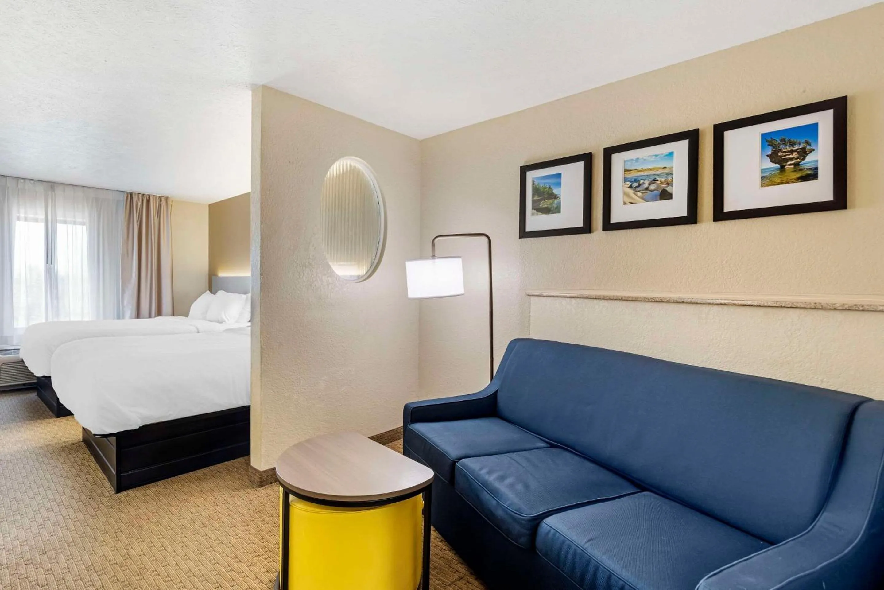 Bedroom, Bed in Comfort Suites Merrillville near US 30