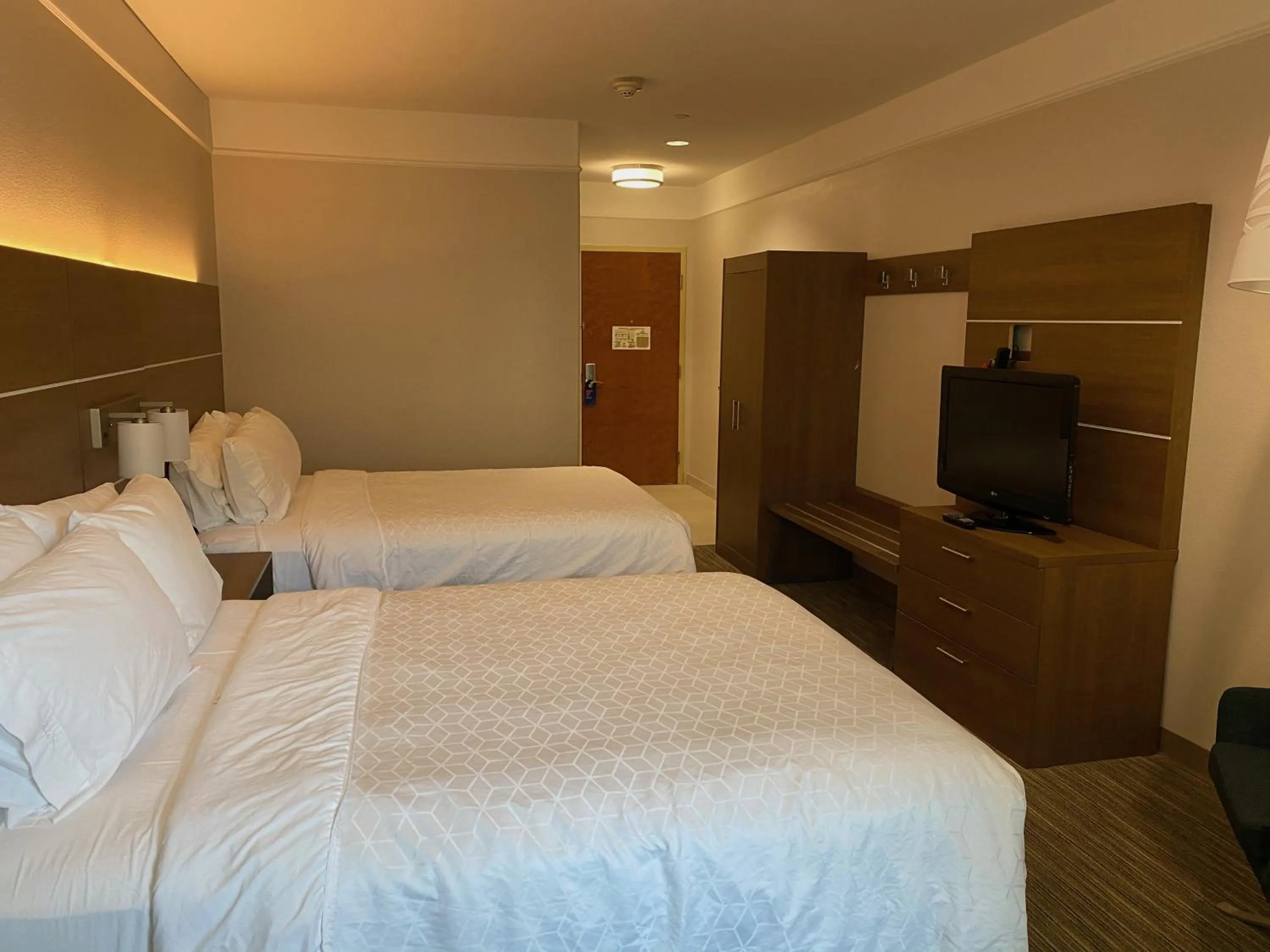 Photo of the whole room, Bed in Holiday Inn Express & Suites Galveston West-Seawall