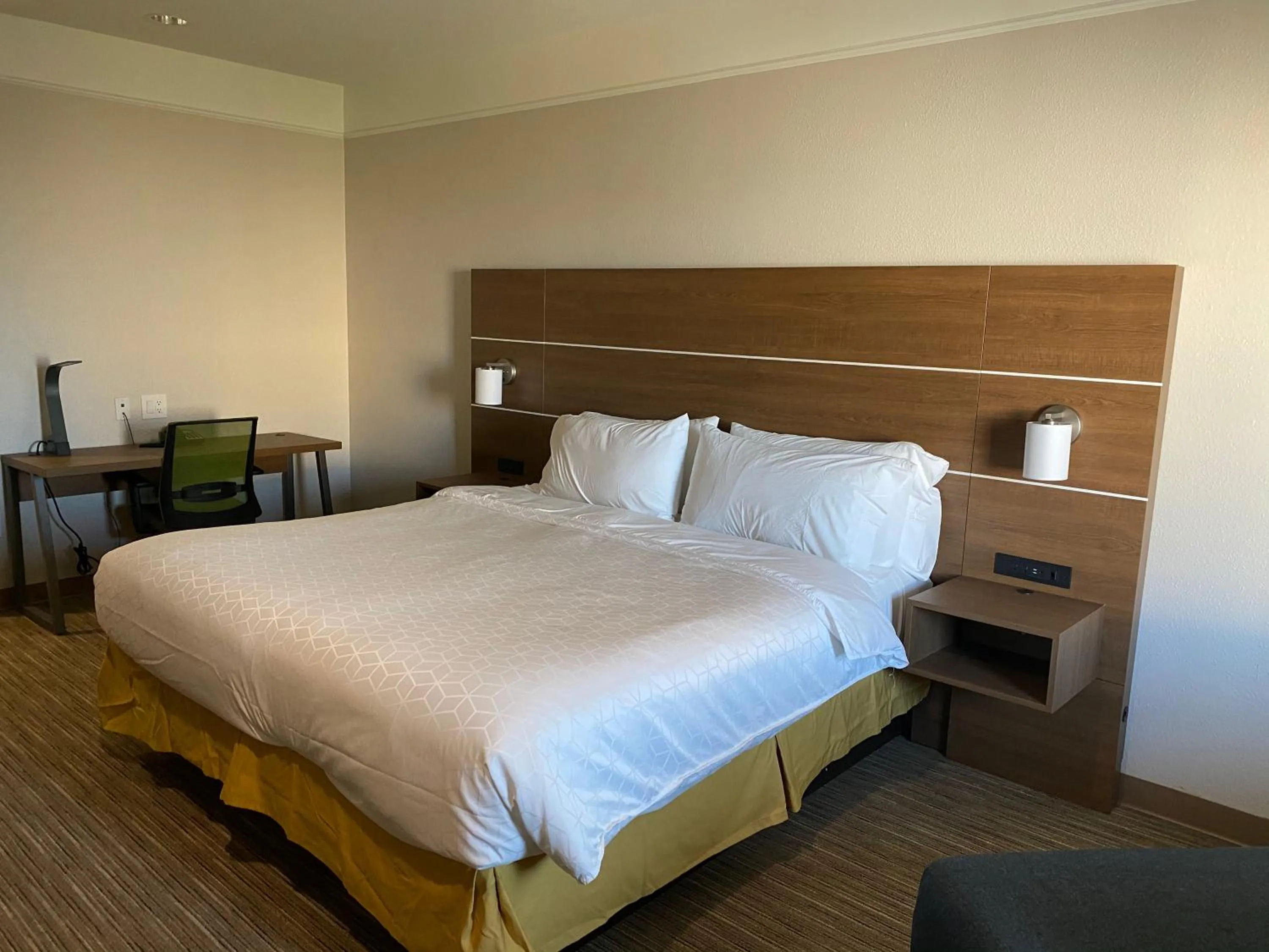 Photo of the whole room, Bed in Holiday Inn Express & Suites Galveston West-Seawall