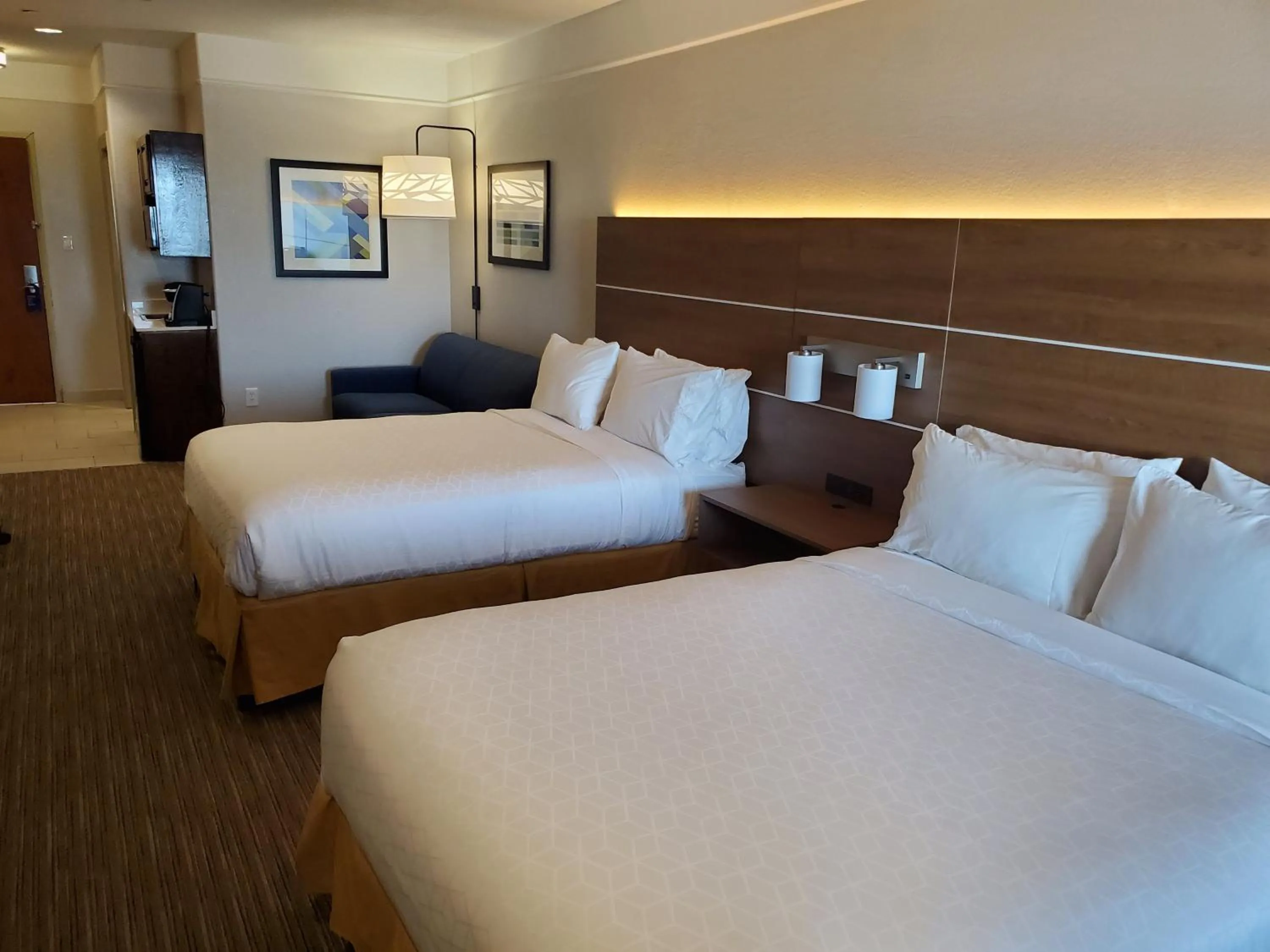 Bedroom, Bed in Holiday Inn Express & Suites Galveston West-Seawall