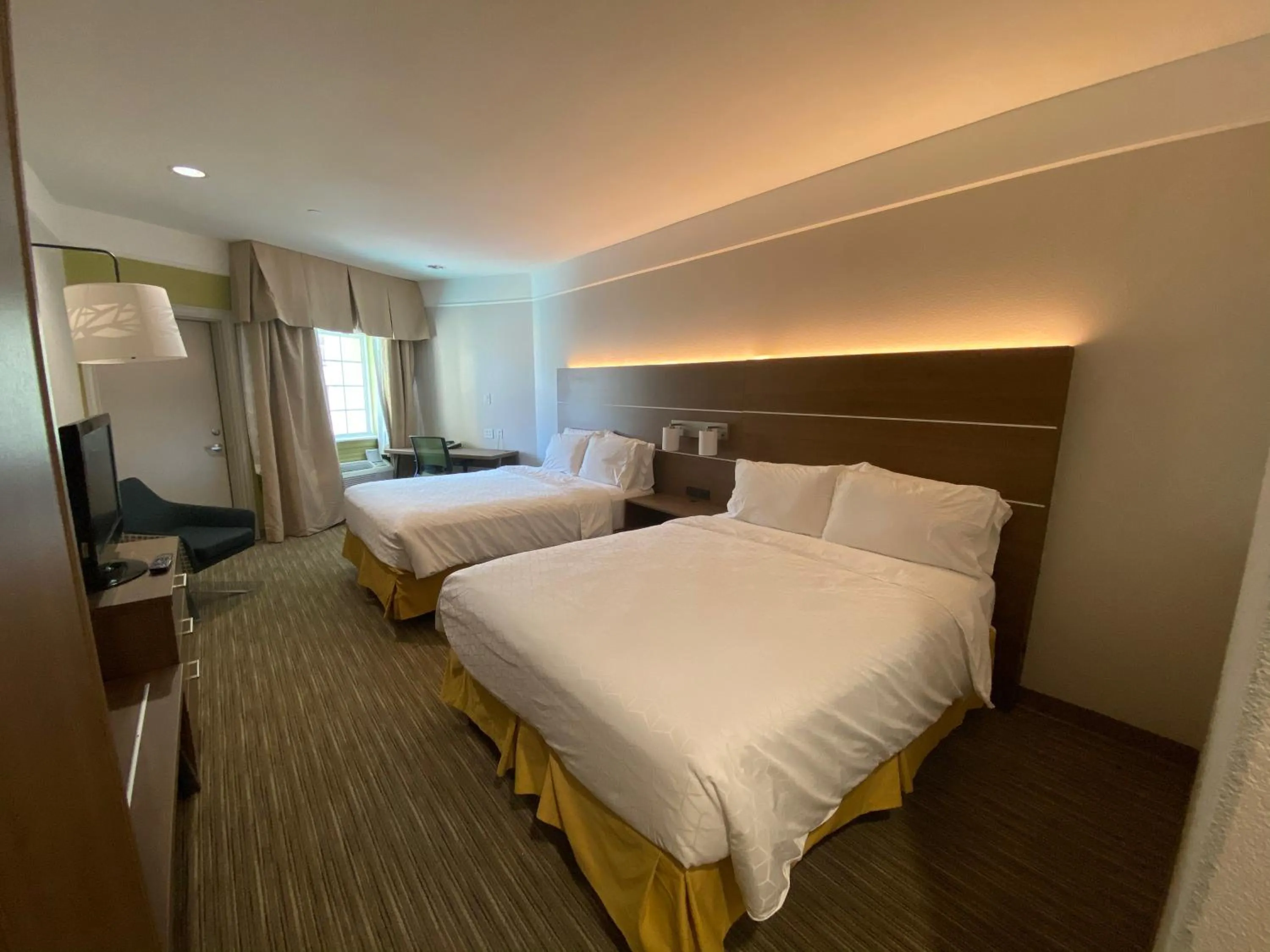 Photo of the whole room, Bed in Holiday Inn Express & Suites Galveston West-Seawall