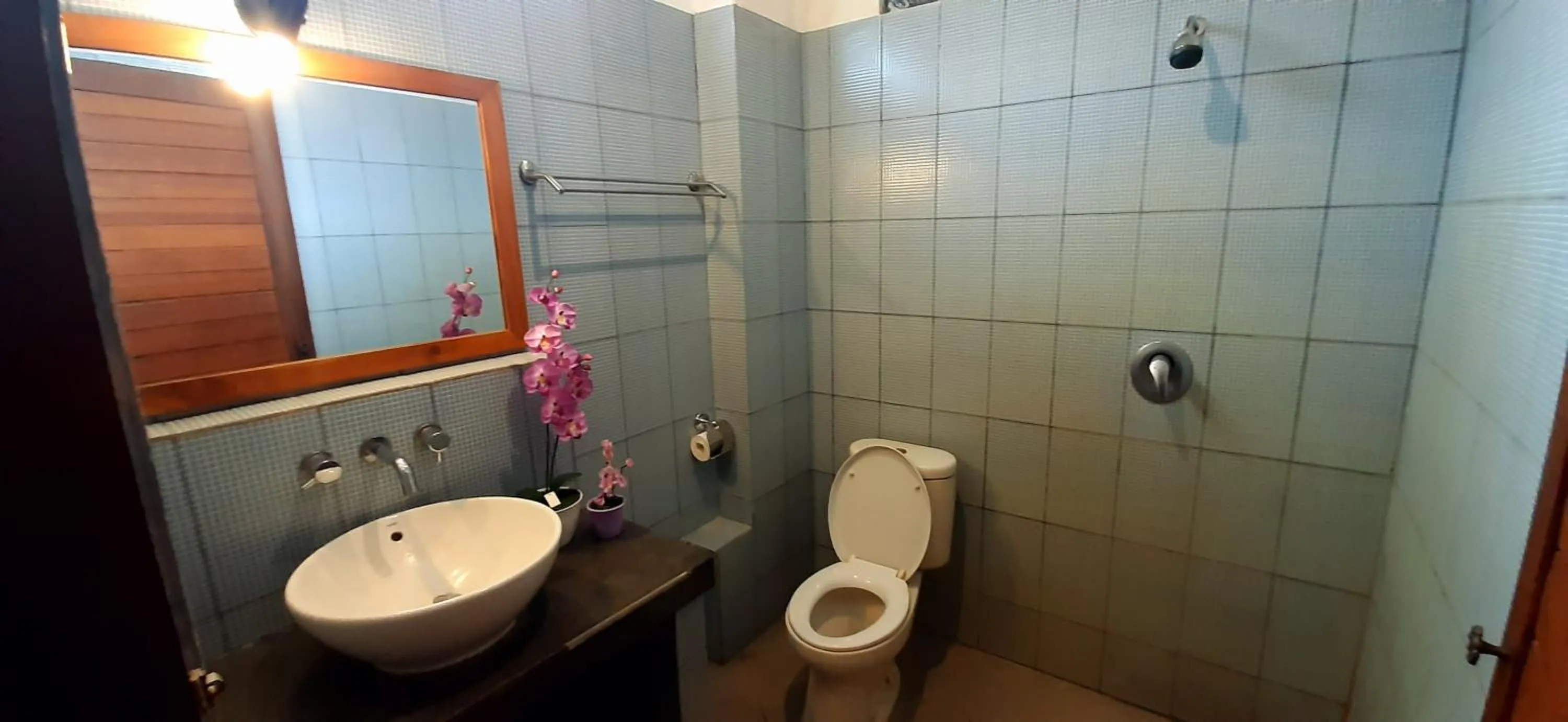 Toilet in The point surfcamp Bali