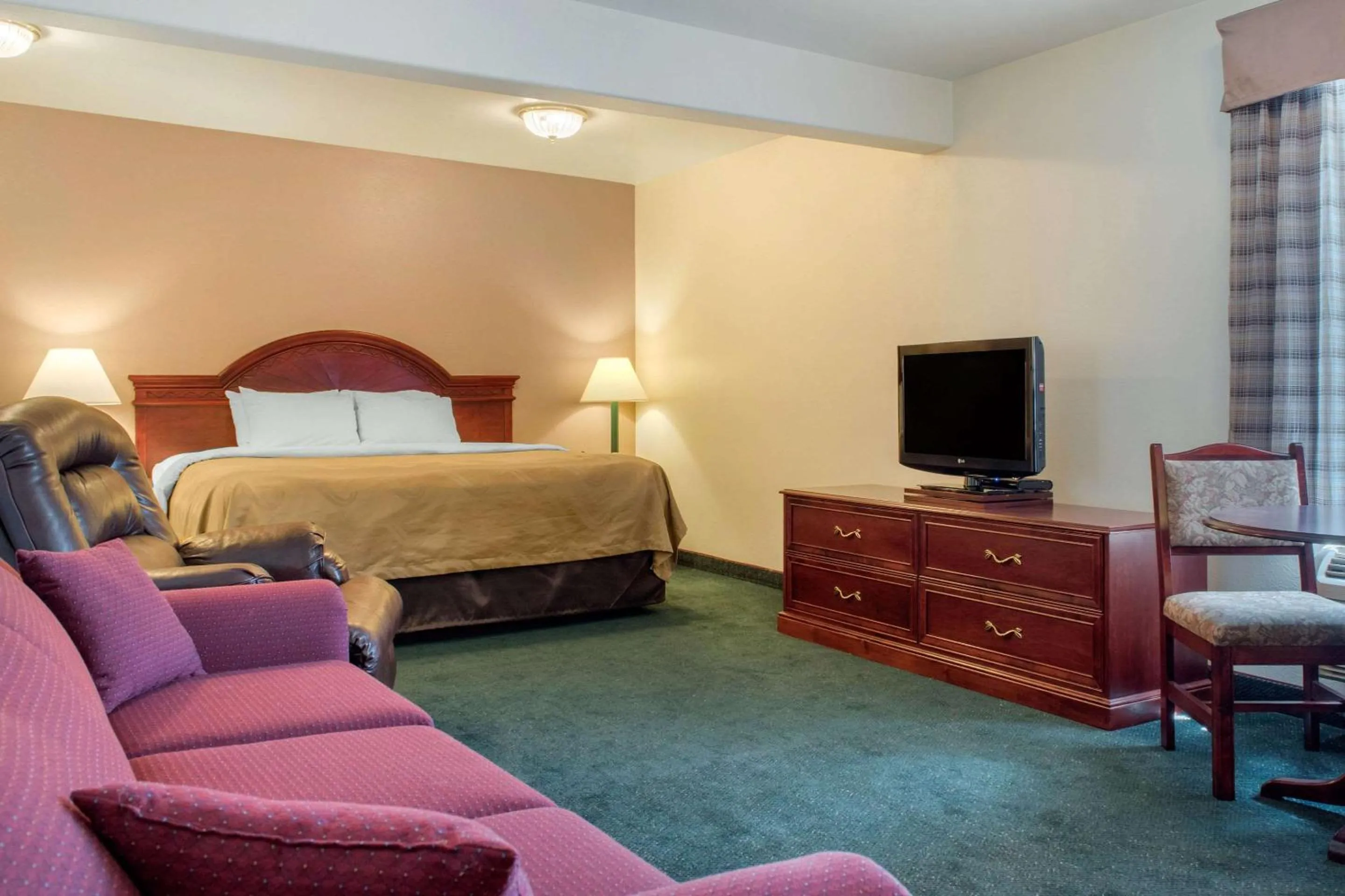 Photo of the whole room, TV/Entertainment Center in Quality Inn Helena