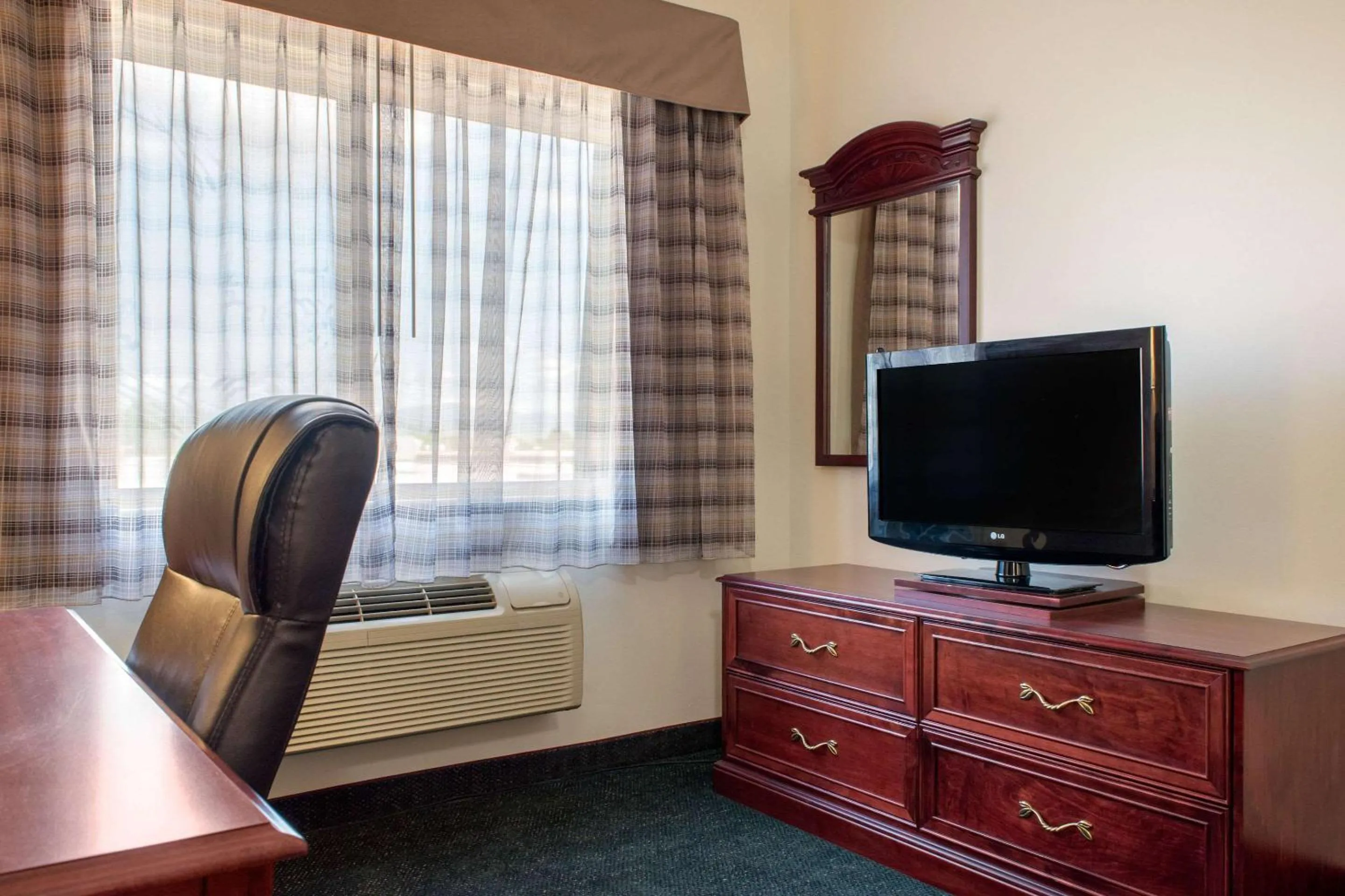 Photo of the whole room, TV/Entertainment Center in Quality Inn Helena