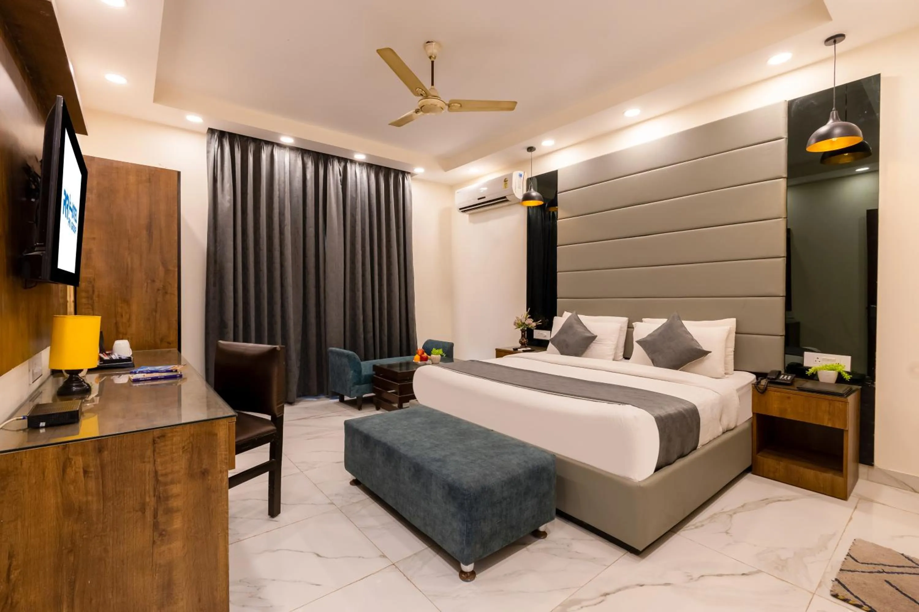 Bed in Hotel PK Residency Sector 18 Noida