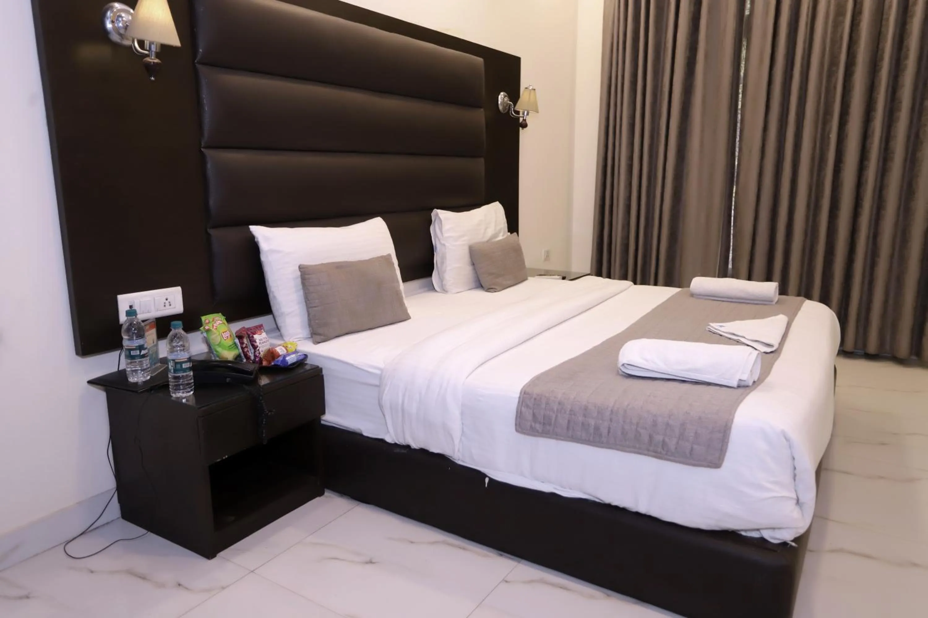 Bed in Hotel PK Residency Sector 18 Noida
