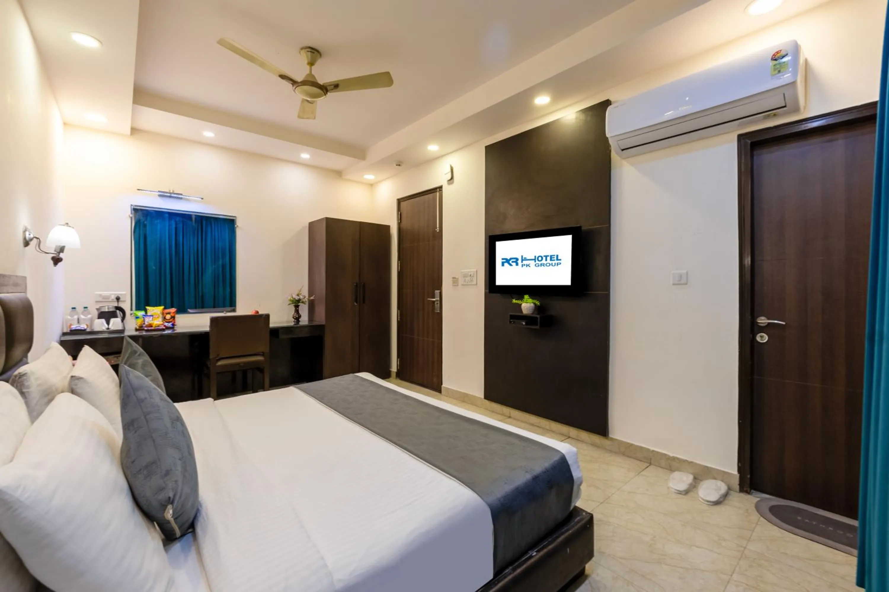 Communal lounge/ TV room, Bed in Hotel PK Residency Sector 18 Noida