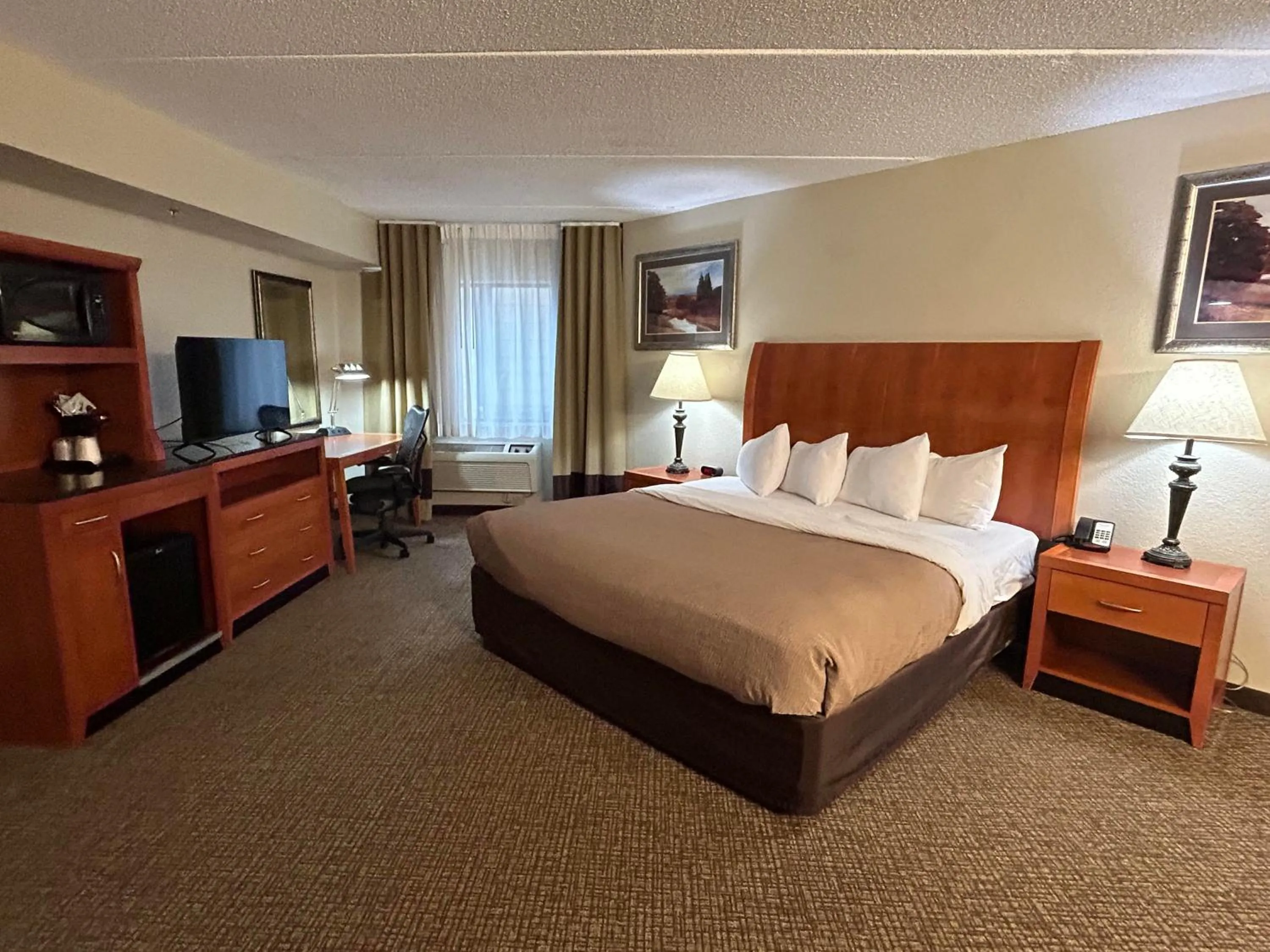 Photo of the whole room, Bed in MountainView Lodge and Suites