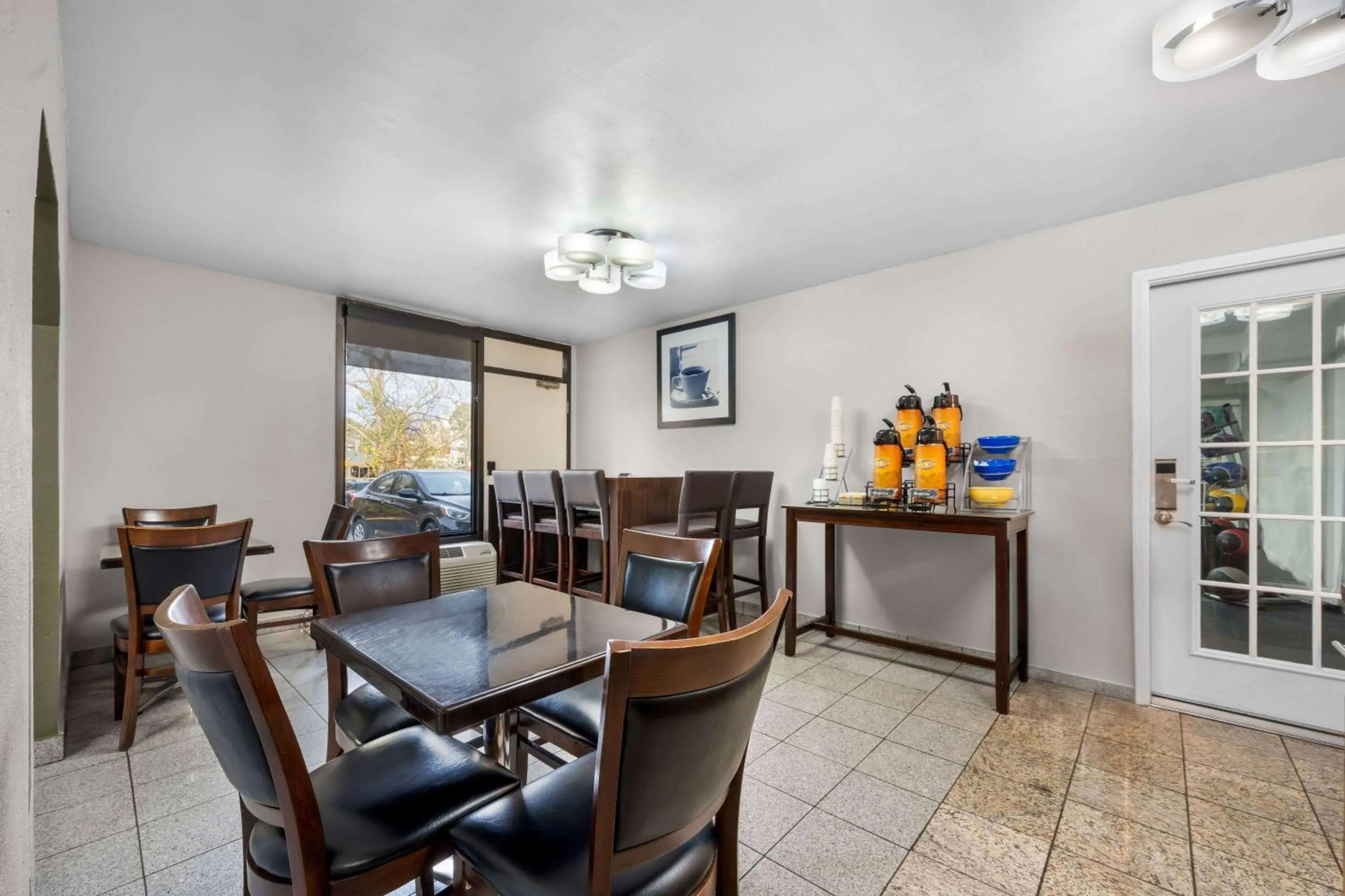 Restaurant/places to eat in Days Inn by Wyndham Raleigh Midtown