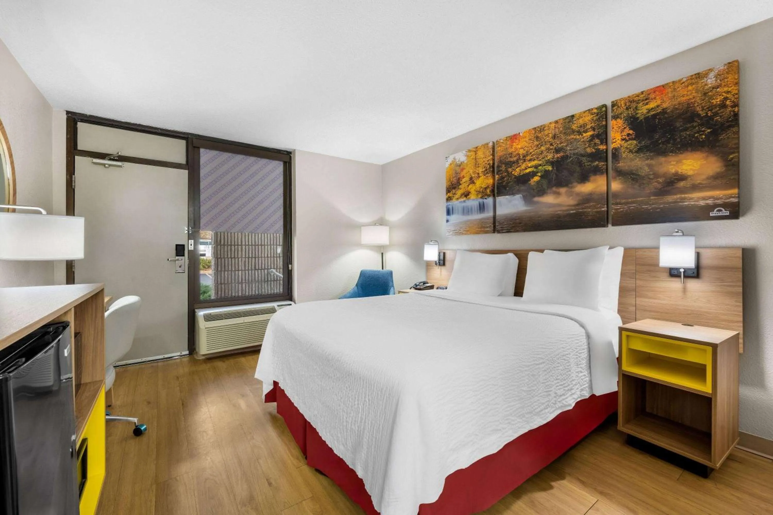 Bed in Days Inn by Wyndham Raleigh Midtown