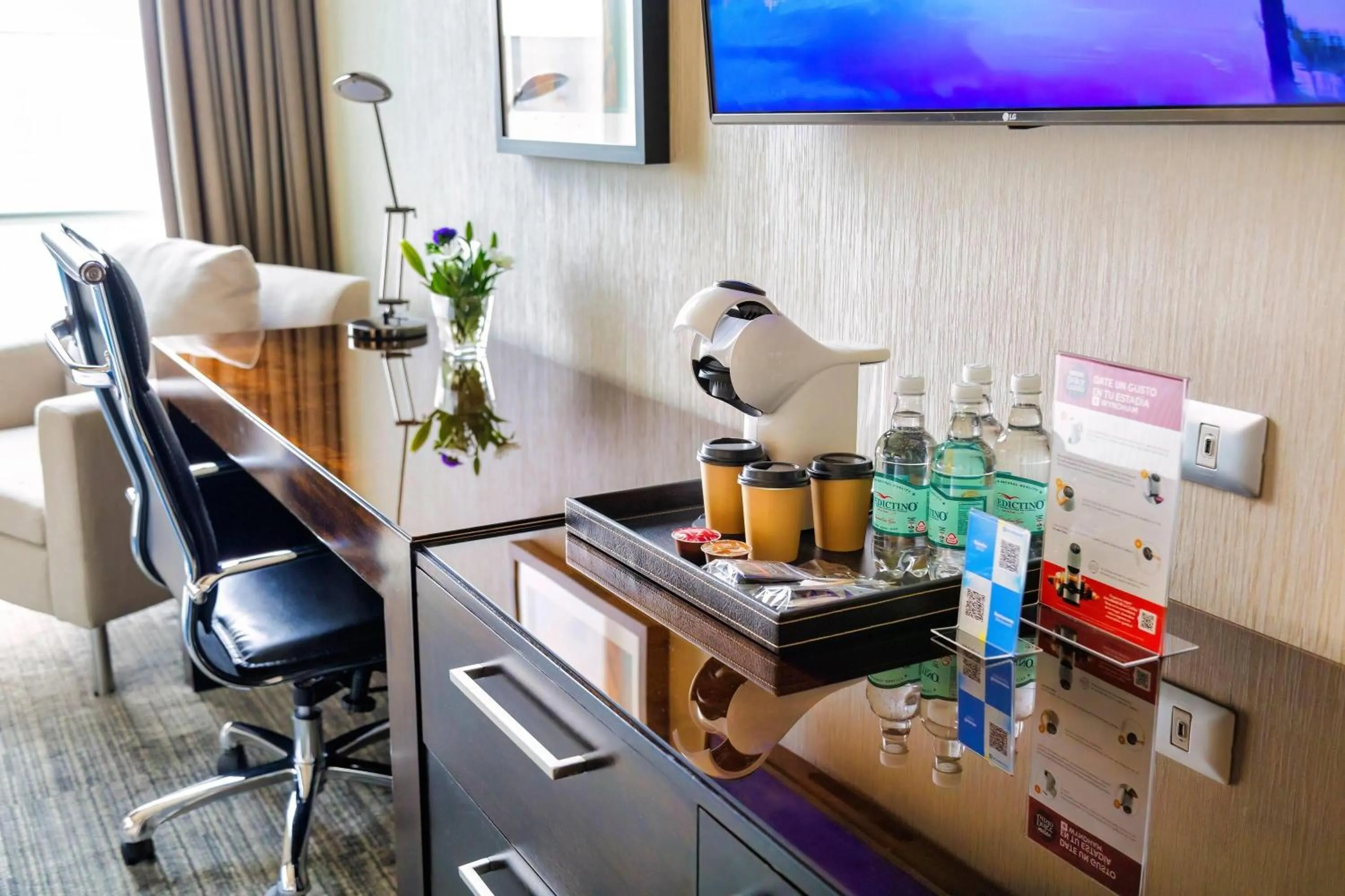 Photo of the whole room in Wyndham Santiago Aeropuerto