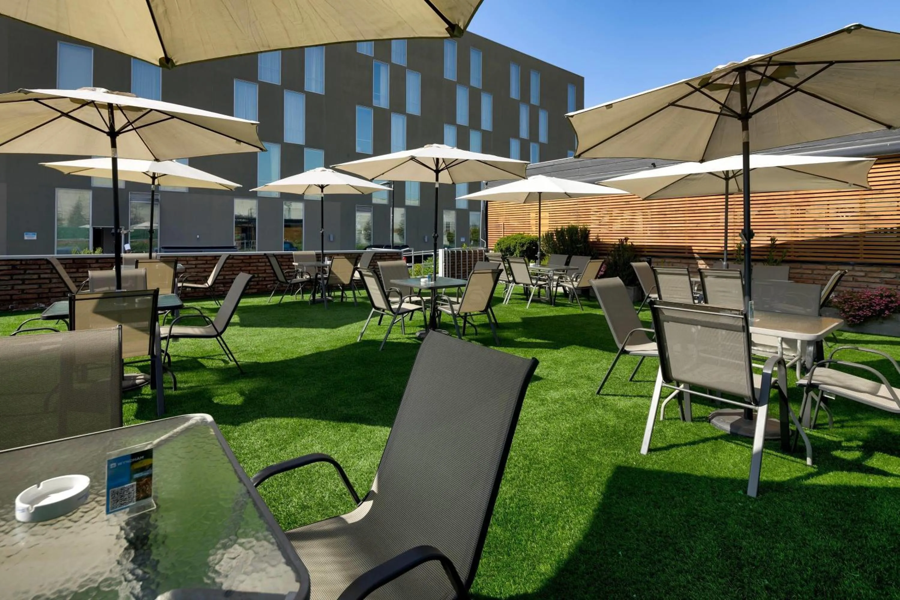 Inner courtyard view in Wyndham Santiago Aeropuerto