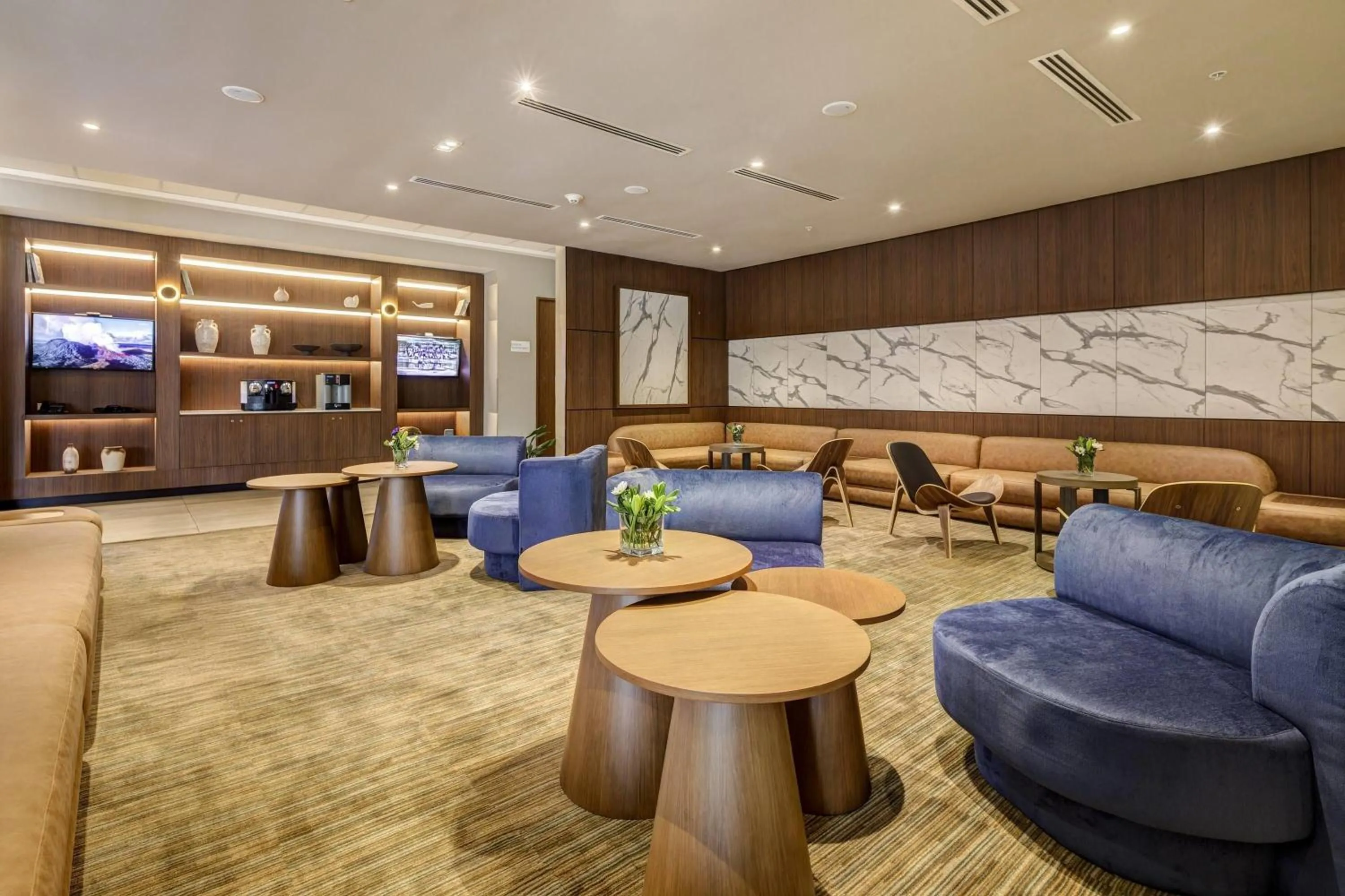 Lobby or reception in Wyndham Santiago Aeropuerto