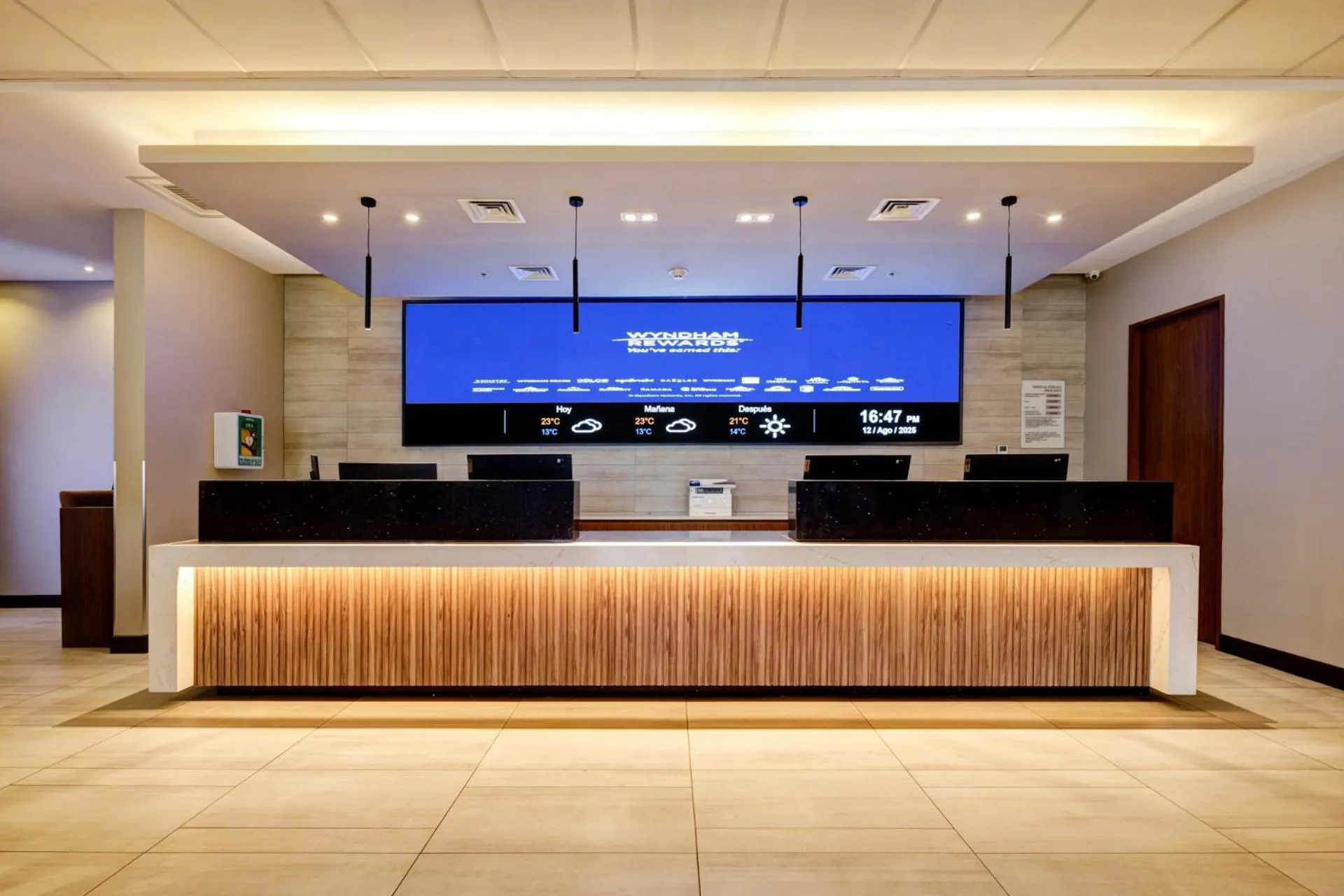 Lobby or reception in Wyndham Santiago Aeropuerto